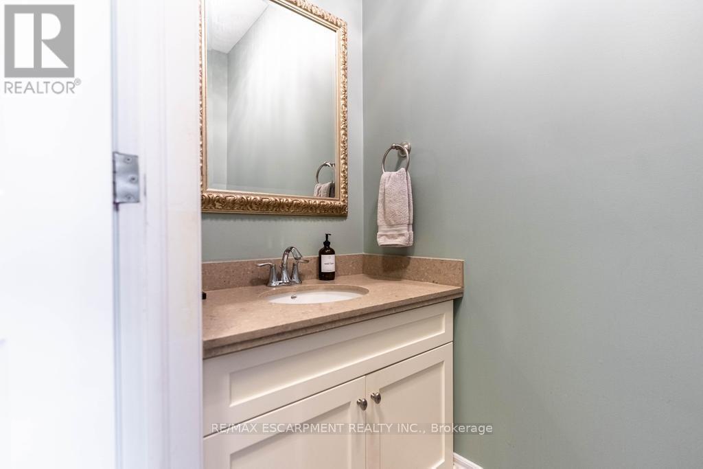 236 Mother'S Street, Hamilton, ON - Indoor Photo Showing Bathroom