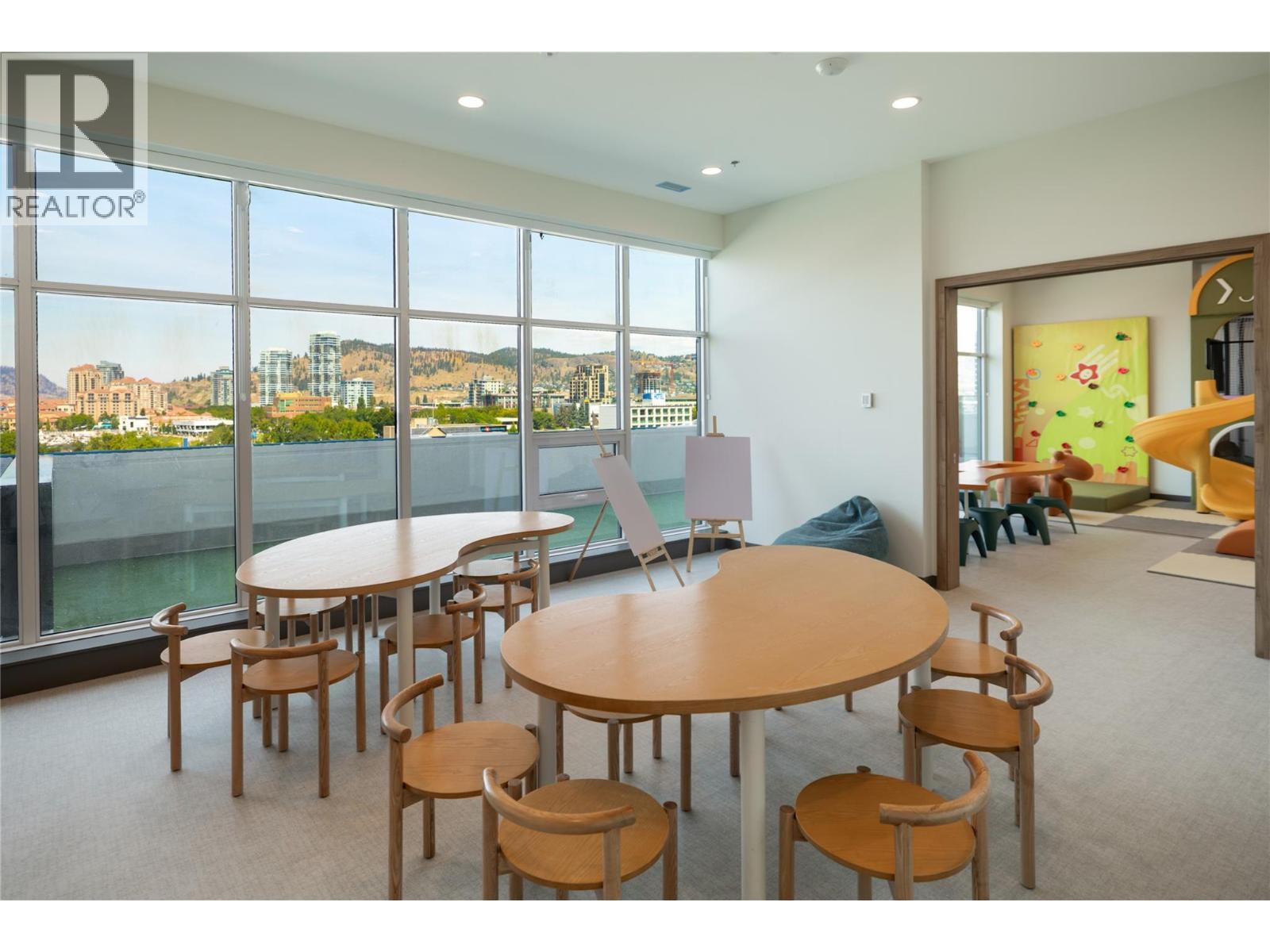 1626 Water Street Unit# 2202, Kelowna, BC - Indoor Photo Showing Dining Room