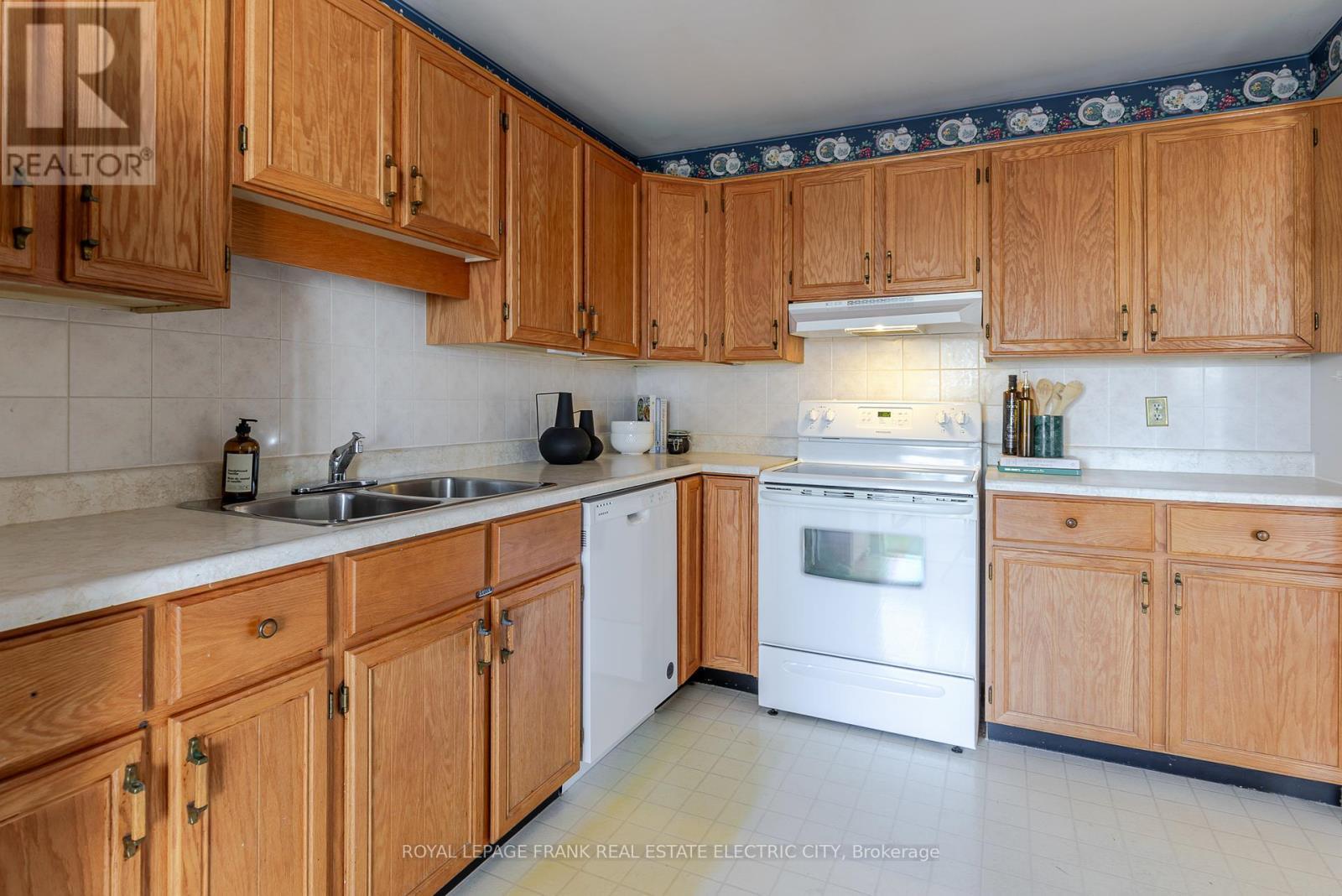 30 - 36 Champlain Crescent, Peterborough (Northcrest Ward 5), ON - Indoor Photo Showing Kitchen With Double Sink