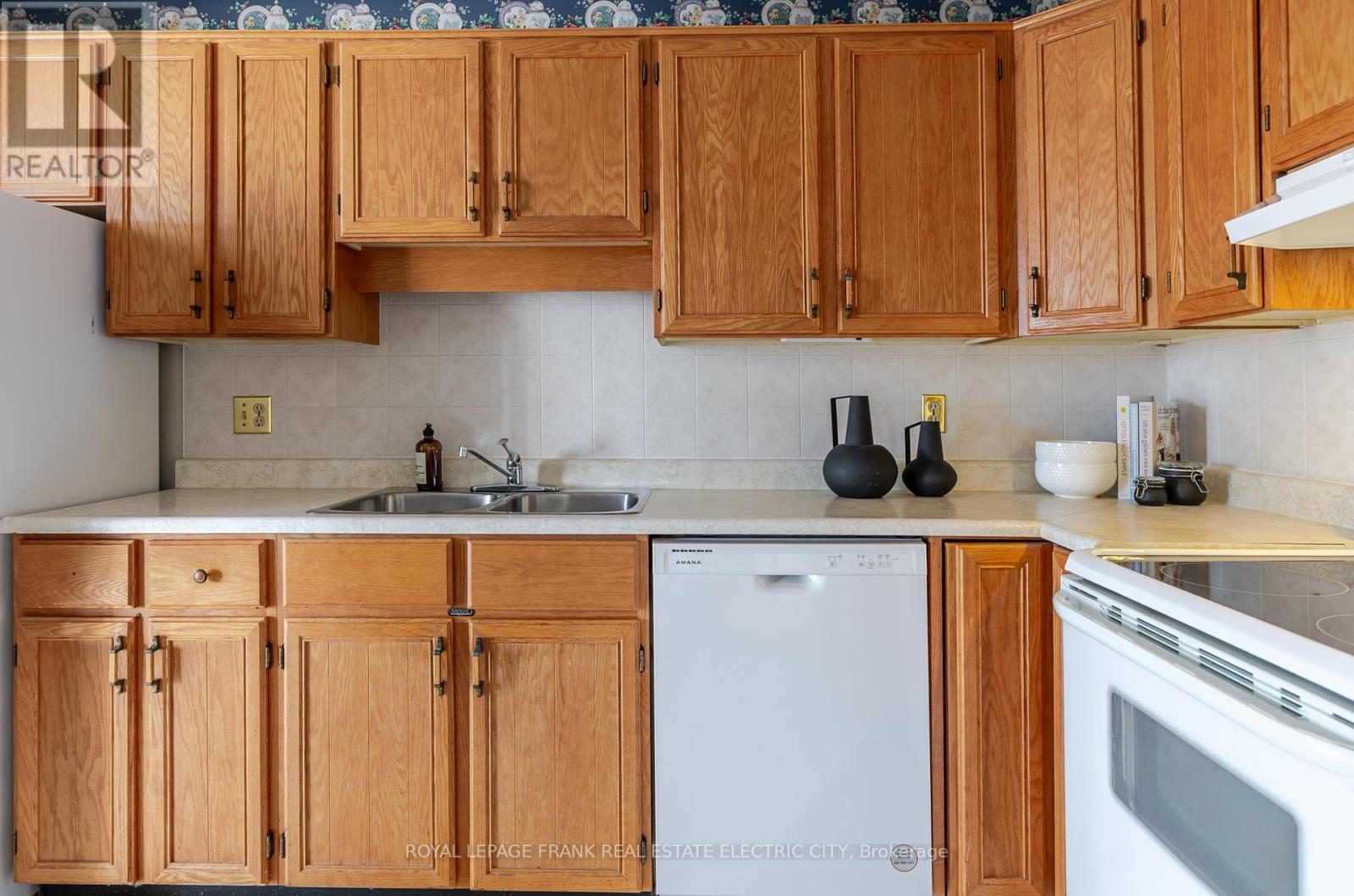 30 - 36 Champlain Crescent, Peterborough (Northcrest Ward 5), ON - Indoor Photo Showing Kitchen With Double Sink