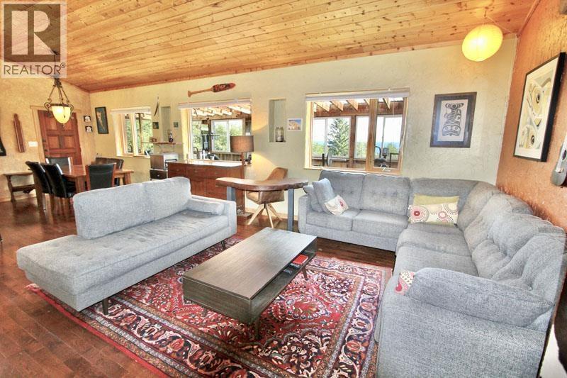 31790 16 Highway, Daajing Giids City, BC - Indoor Photo Showing Living Room