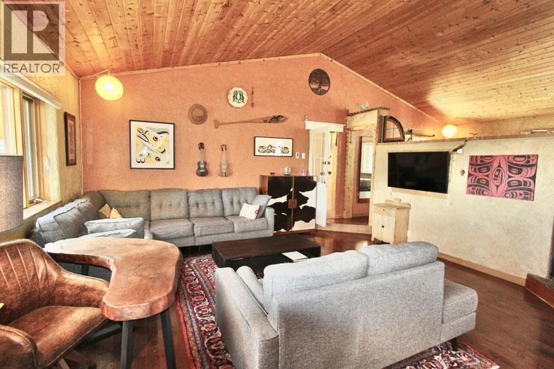 31790 16 Highway, Daajing Giids City, BC - Indoor Photo Showing Living Room