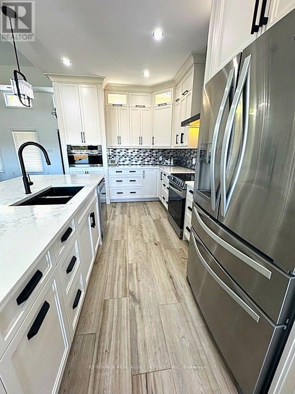 18 Swan Lane, Tay, ON - Indoor Photo Showing Kitchen With Double Sink With Upgraded Kitchen