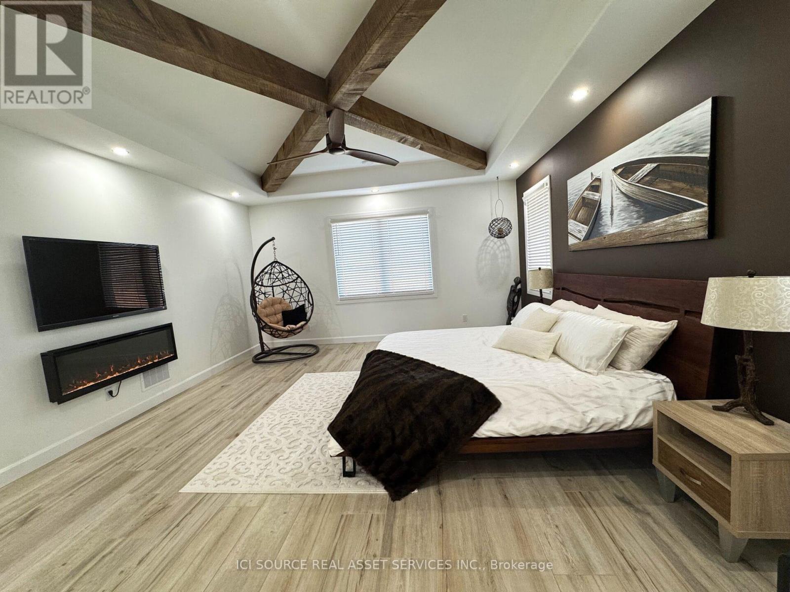 18 Swan Lane, Tay, ON - Indoor Photo Showing Bedroom