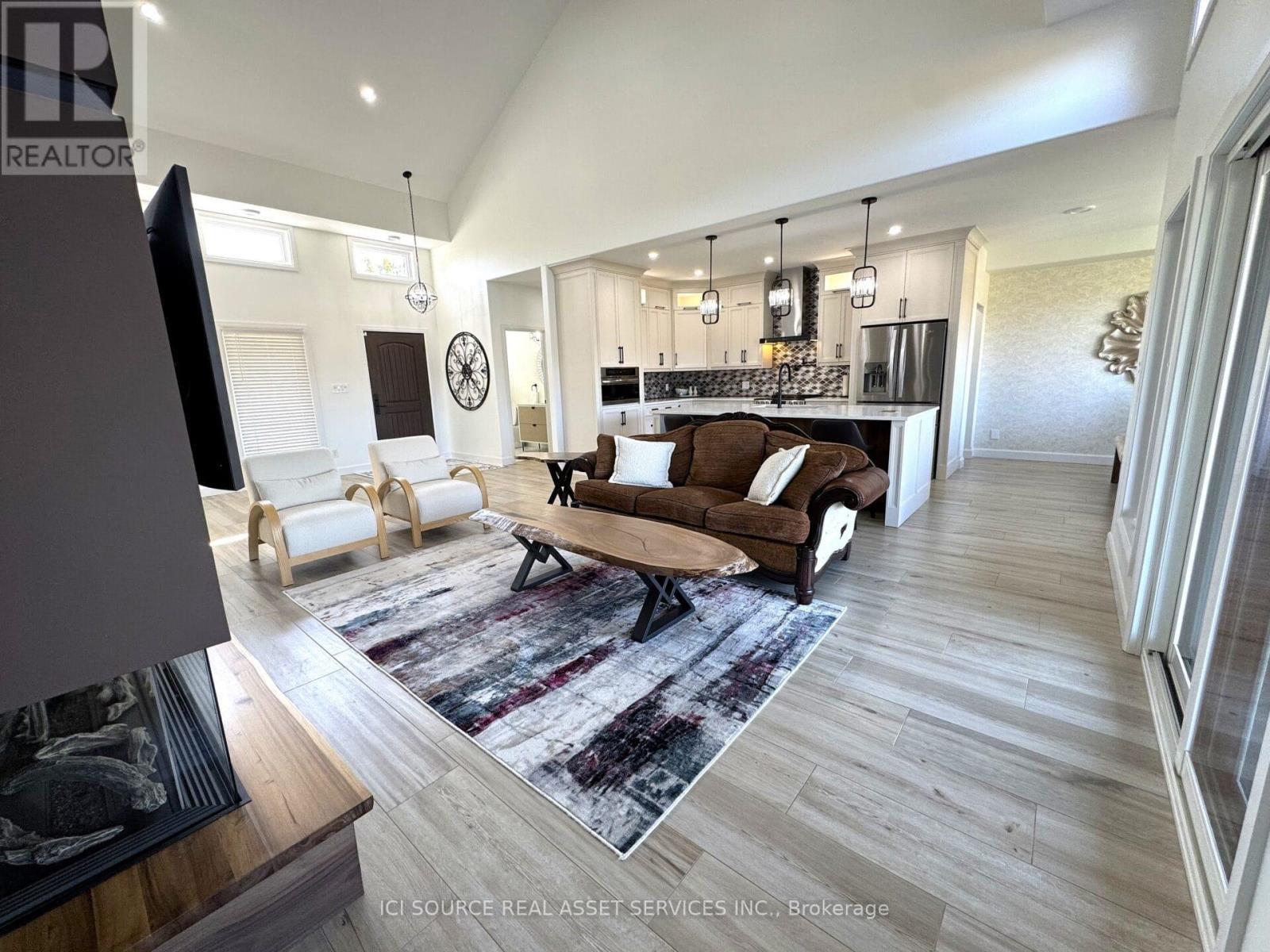 18 Swan Lane, Tay, ON - Indoor Photo Showing Other Room