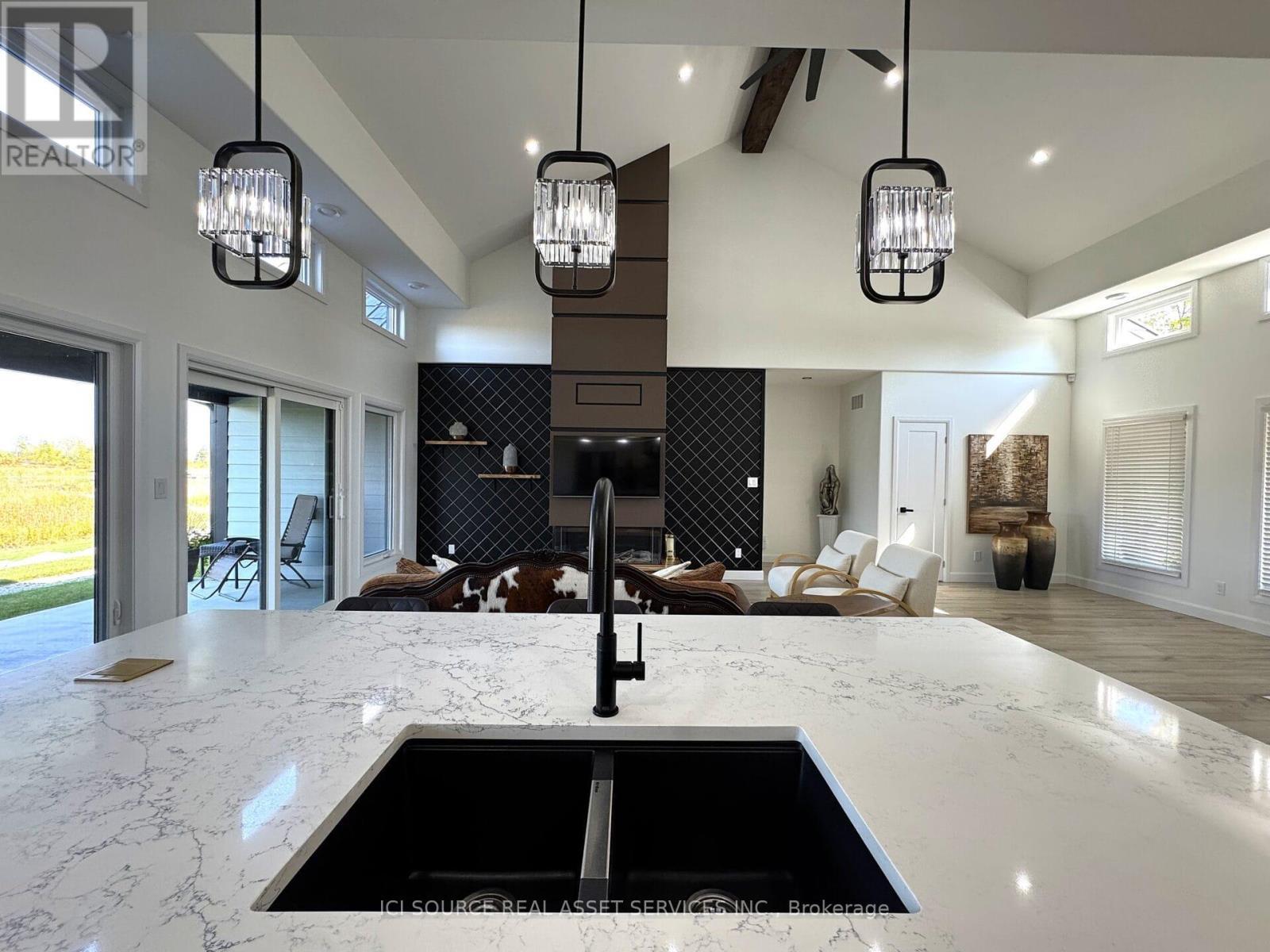 18 Swan Lane, Tay, ON - Indoor Photo Showing Kitchen With Double Sink