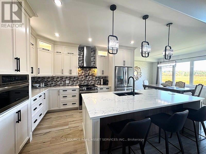 18 Swan Lane, Tay, ON - Indoor Photo Showing Kitchen With Double Sink With Upgraded Kitchen