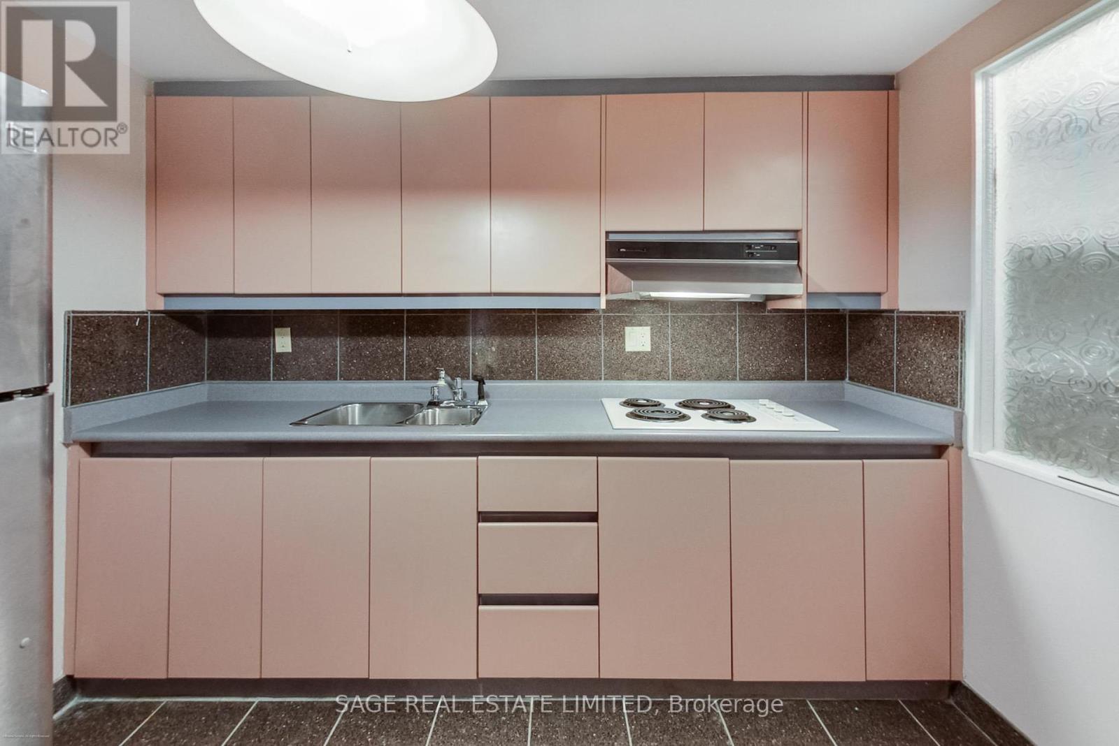 4143 Tapestry Trail, Mississauga, ON - Indoor Photo Showing Kitchen