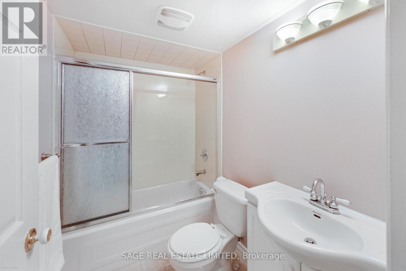4143 Tapestry Trail, Mississauga, ON - Indoor Photo Showing Bathroom