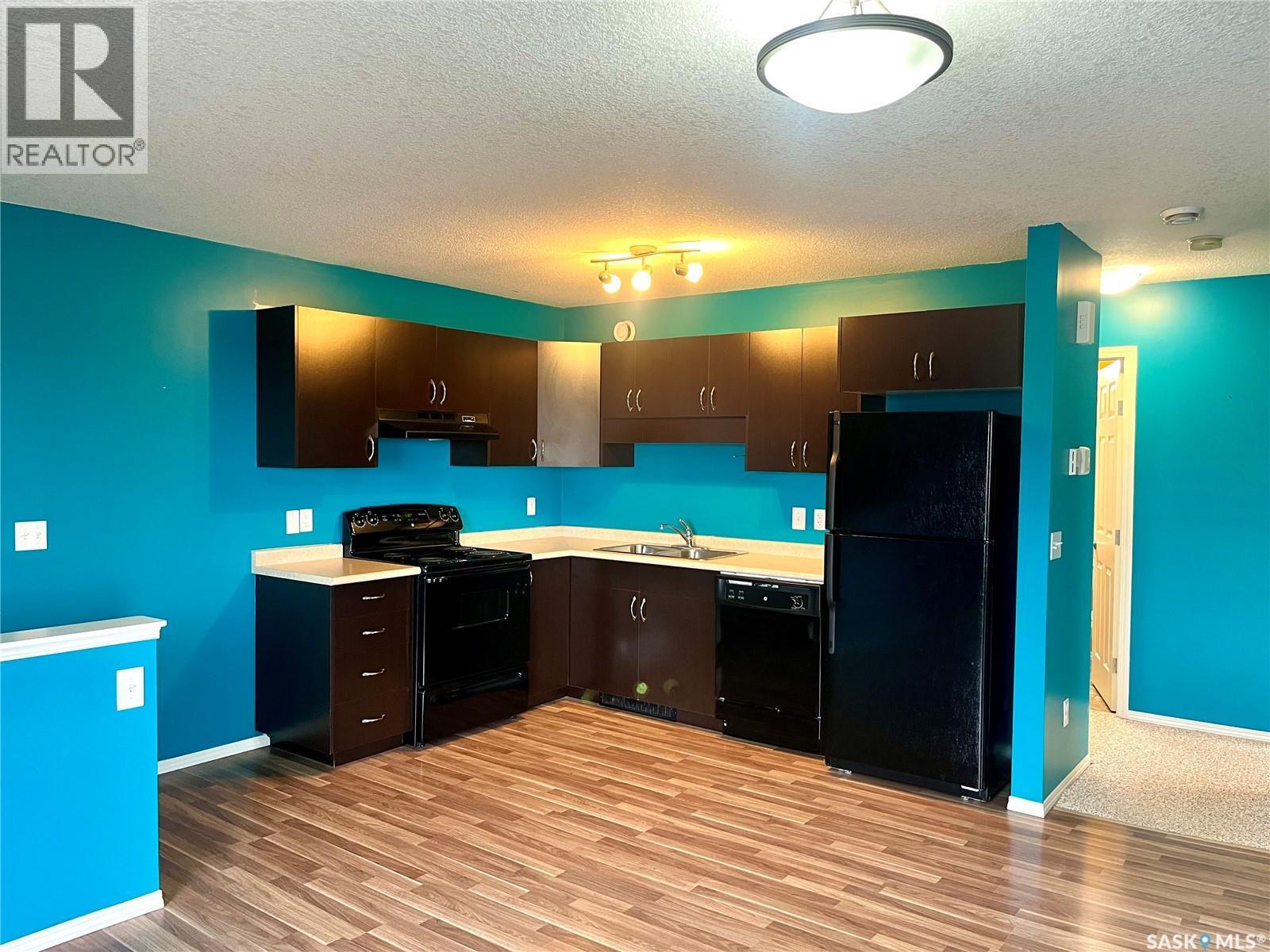 521 700 Battleford Trail, Swift Current, SK - Indoor Photo Showing Kitchen With Double Sink