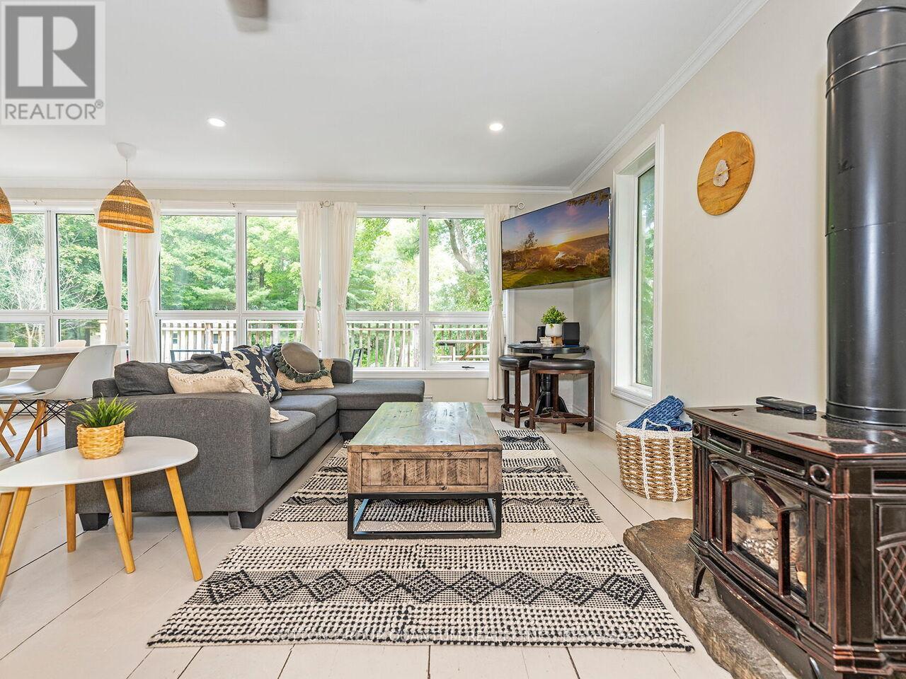 8 - 1006 Youngs Road, Muskoka Lakes, ON - Indoor Photo Showing Living Room