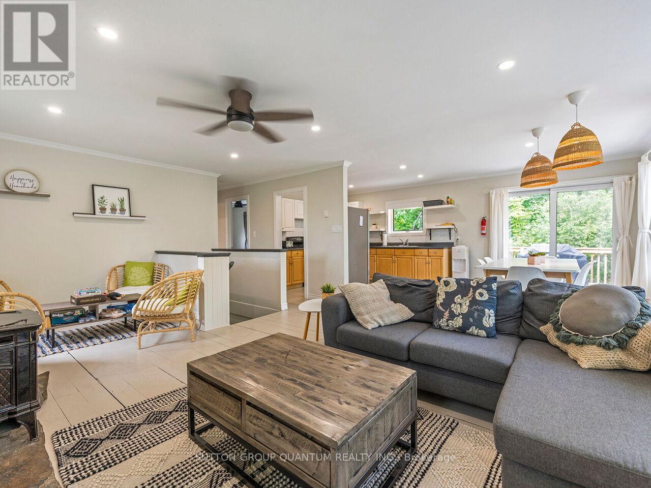 8 - 1006 Youngs Road, Muskoka Lakes, ON - Indoor Photo Showing Living Room