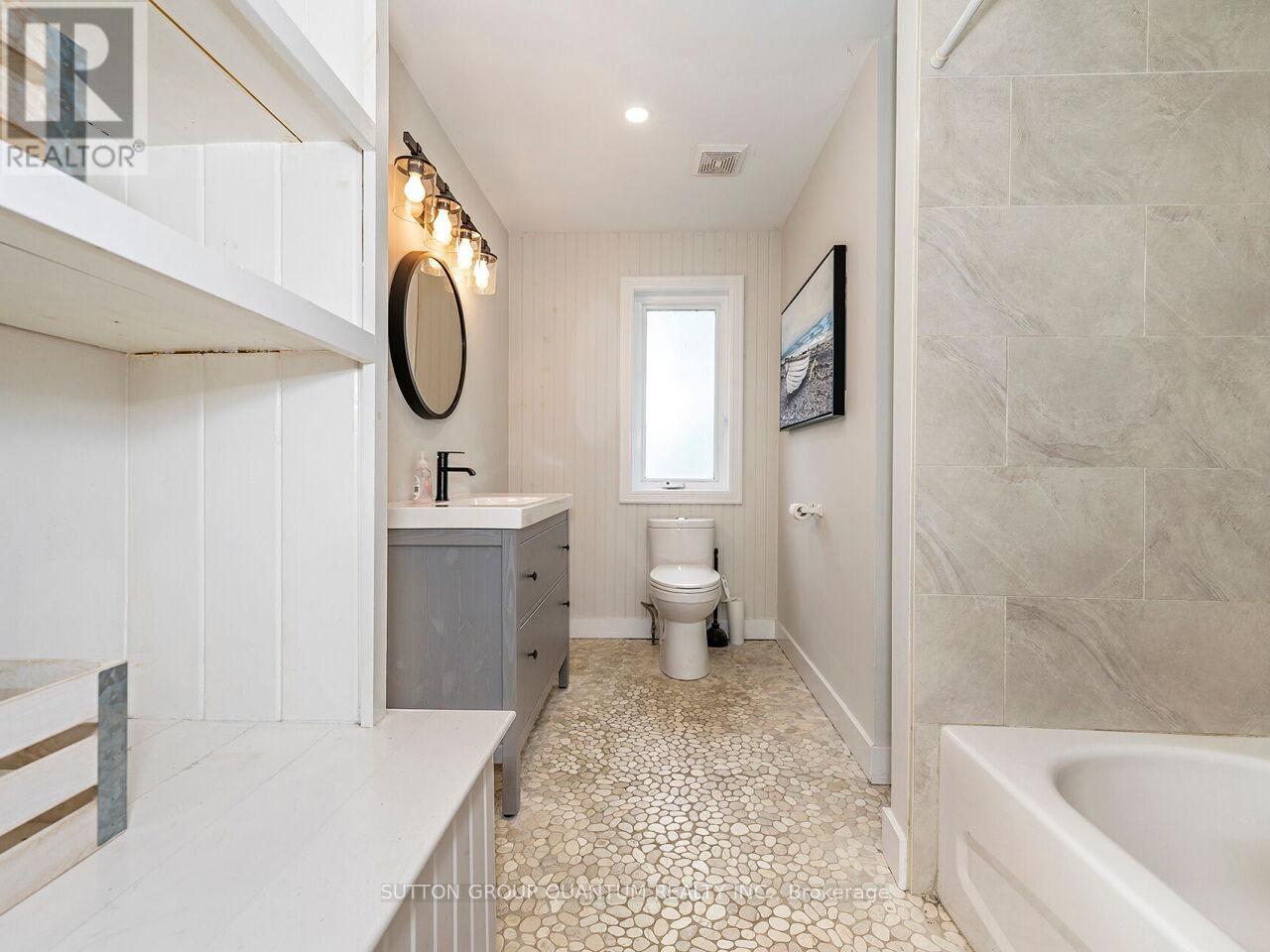 8 - 1006 Youngs Road, Muskoka Lakes, ON - Indoor Photo Showing Bathroom