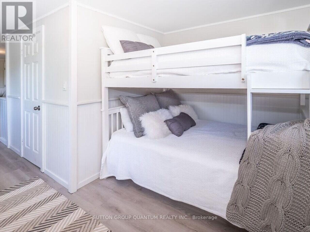 8 - 1006 Youngs Road, Muskoka Lakes, ON - Indoor Photo Showing Bedroom