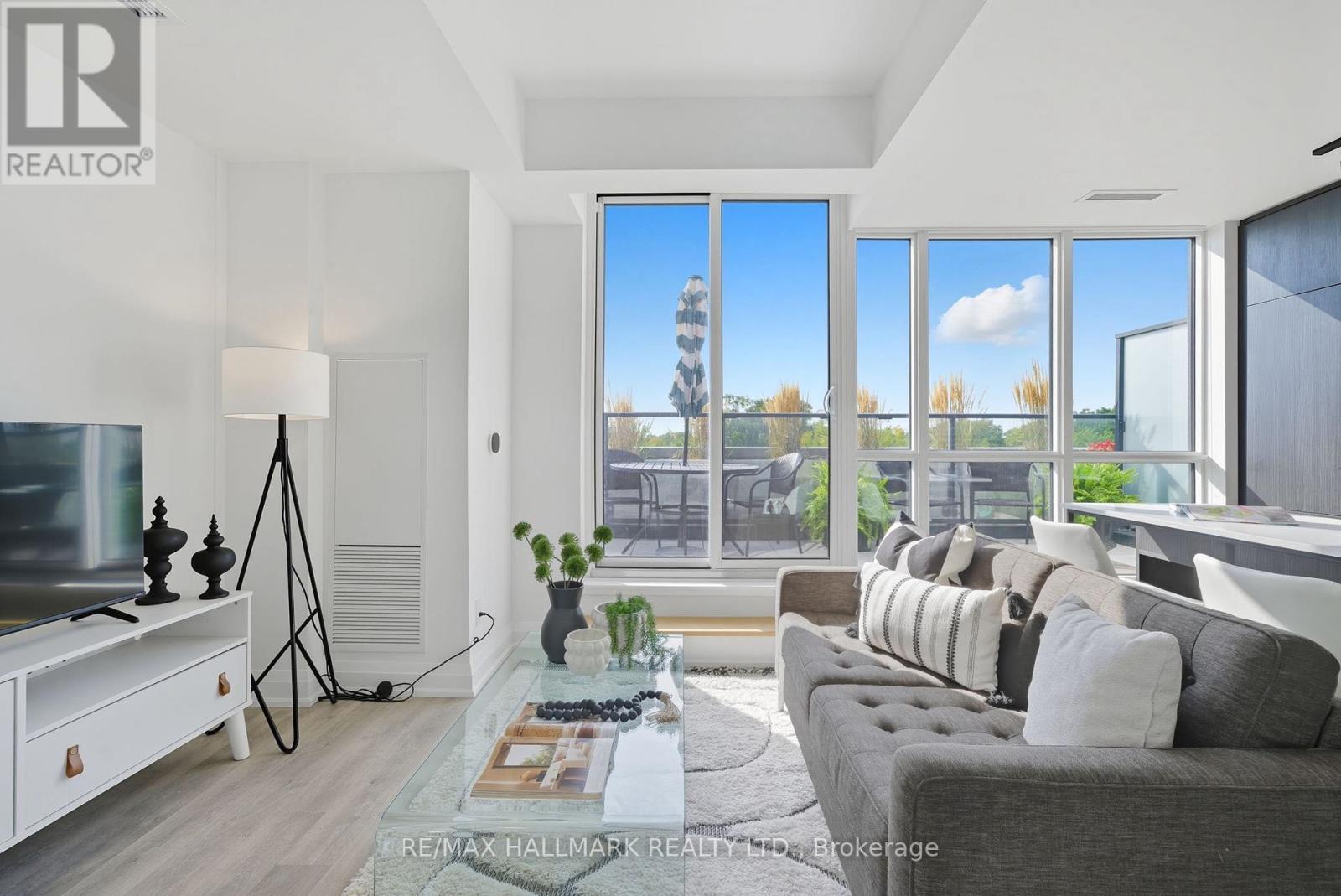 513 - 2369 Danforth Avenue, Toronto, ON - Indoor Photo Showing Living Room