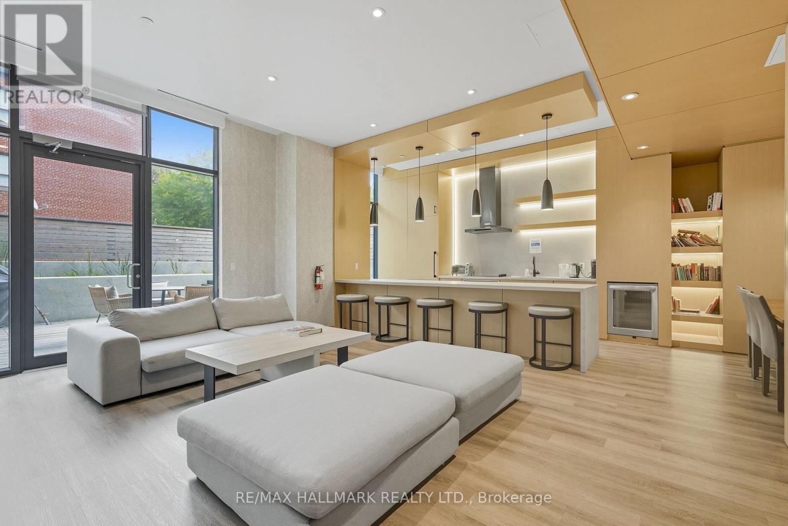 513 - 2369 Danforth Avenue, Toronto, ON - Indoor Photo Showing Living Room
