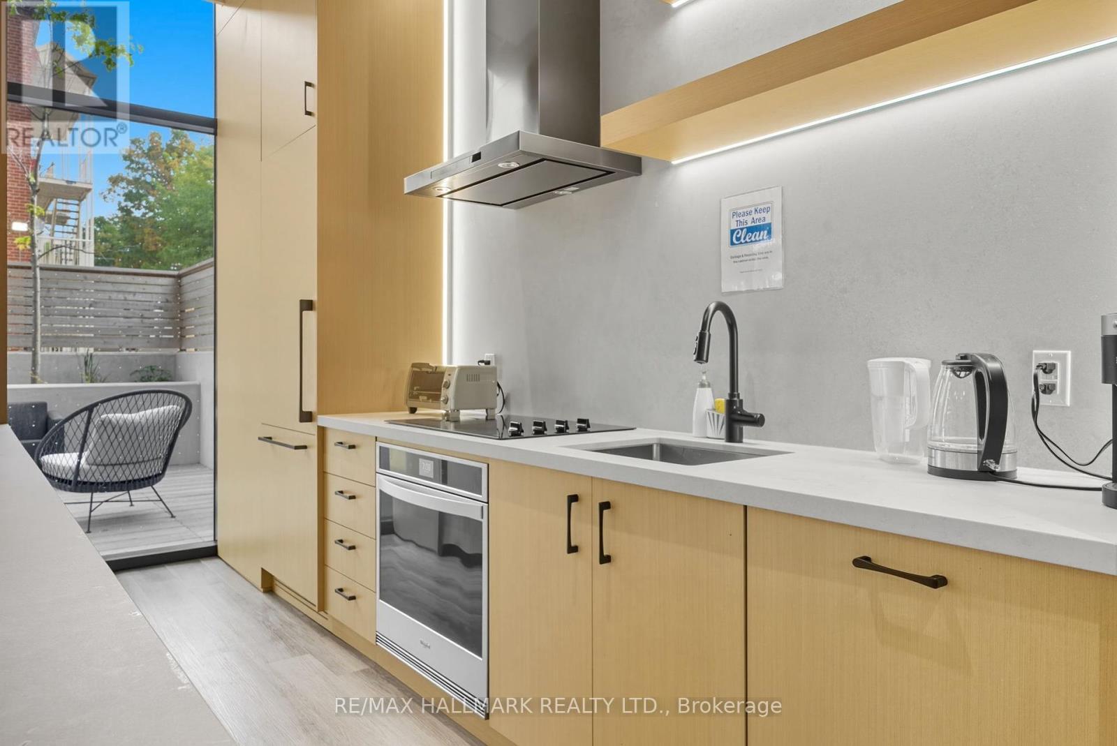 513 - 2369 Danforth Avenue, Toronto, ON - Indoor Photo Showing Kitchen