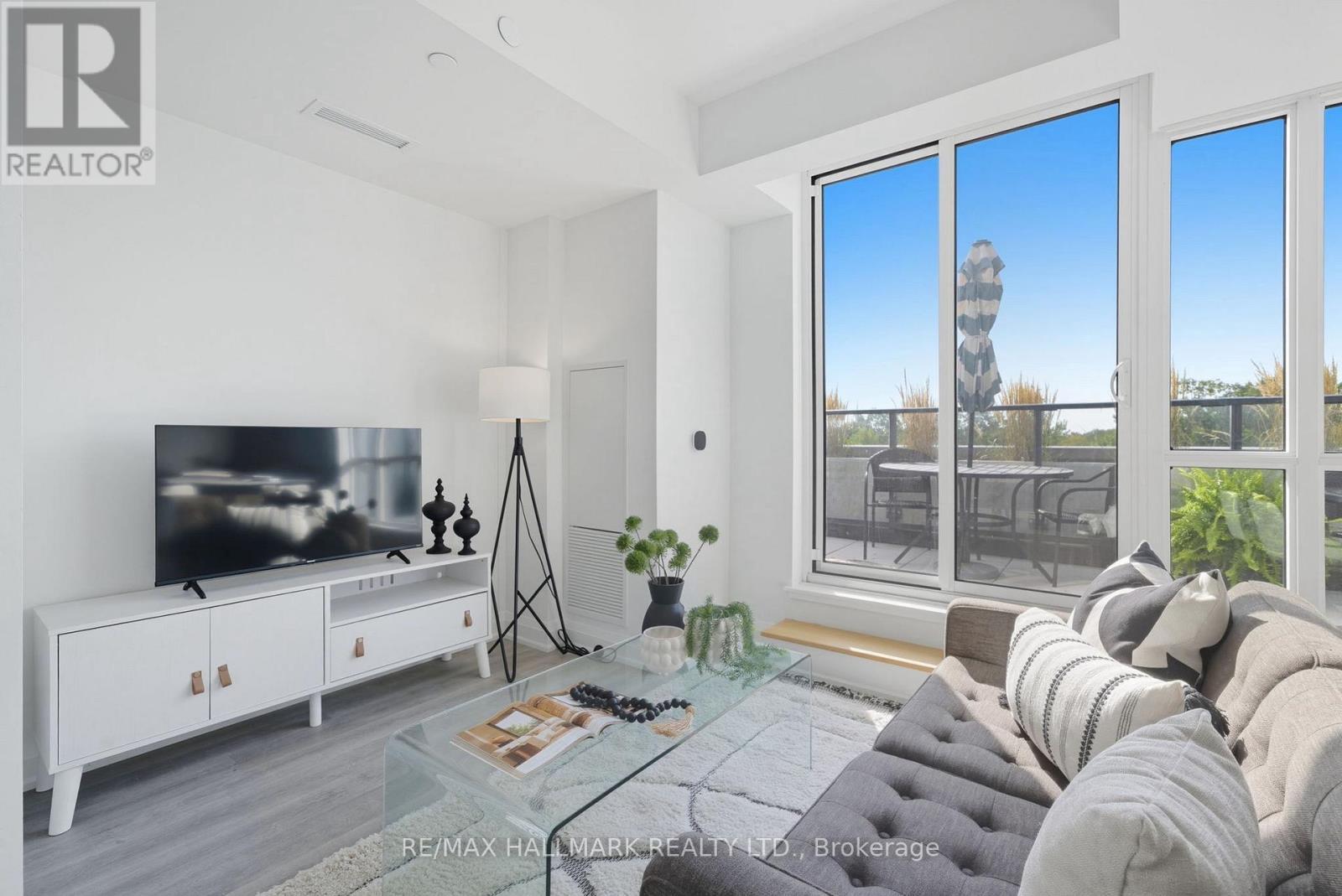 513 - 2369 Danforth Avenue, Toronto, ON - Indoor Photo Showing Living Room