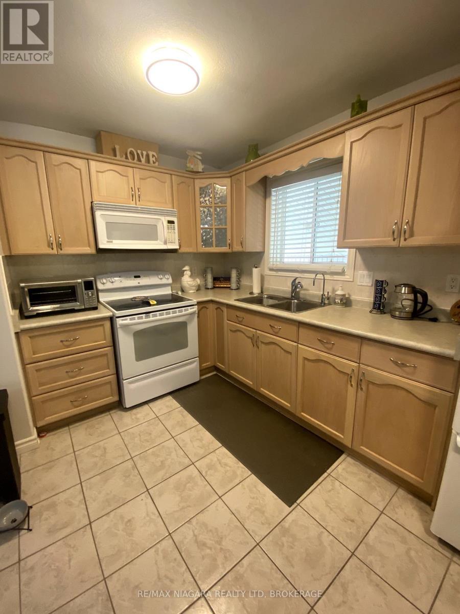 4875 Firelane 18, Port Colborne (Sherkston), ON - Indoor Photo Showing Kitchen With Double Sink