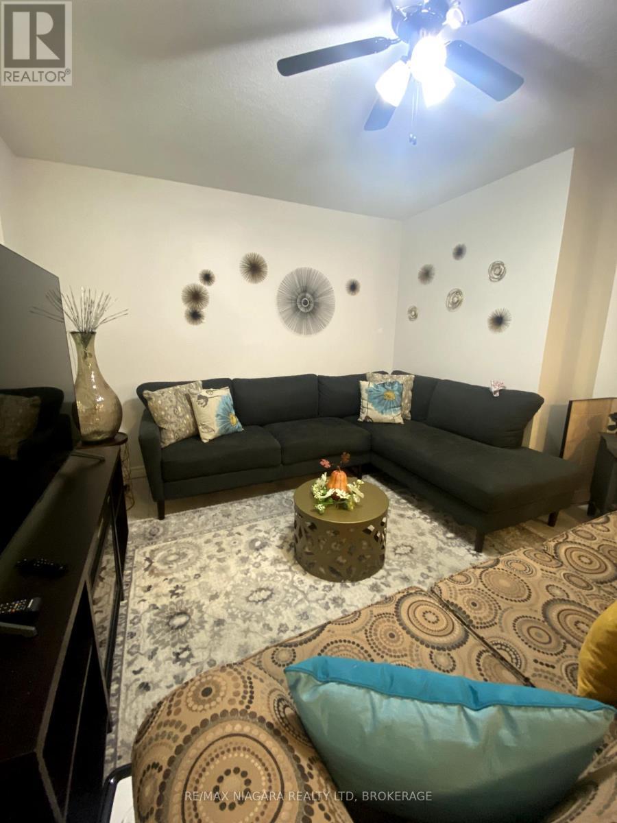 4875 Firelane 18, Port Colborne (Sherkston), ON - Indoor Photo Showing Living Room