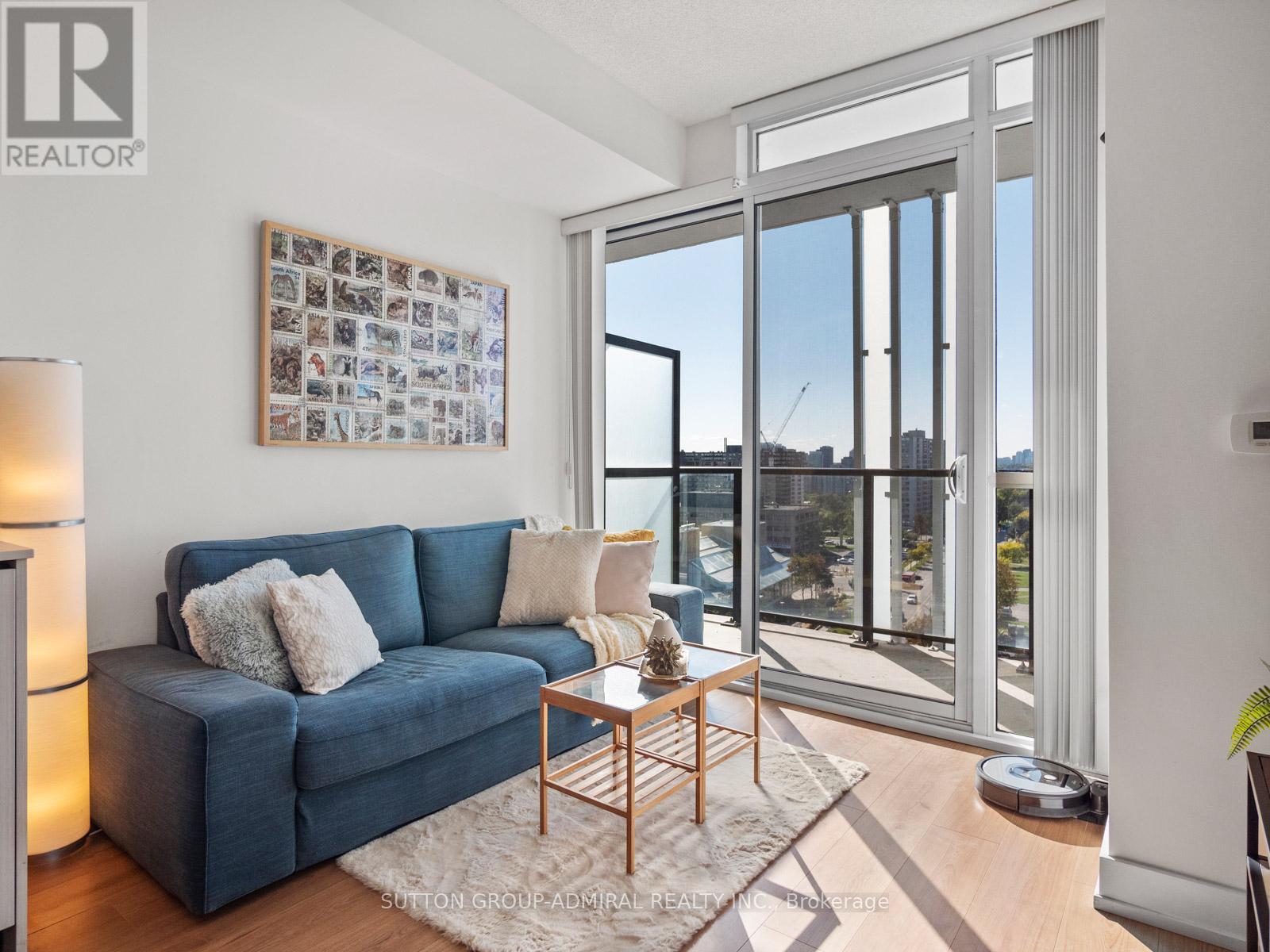 1005 - 128 Fairview Mall Drive, Toronto, ON - Indoor Photo Showing Living Room