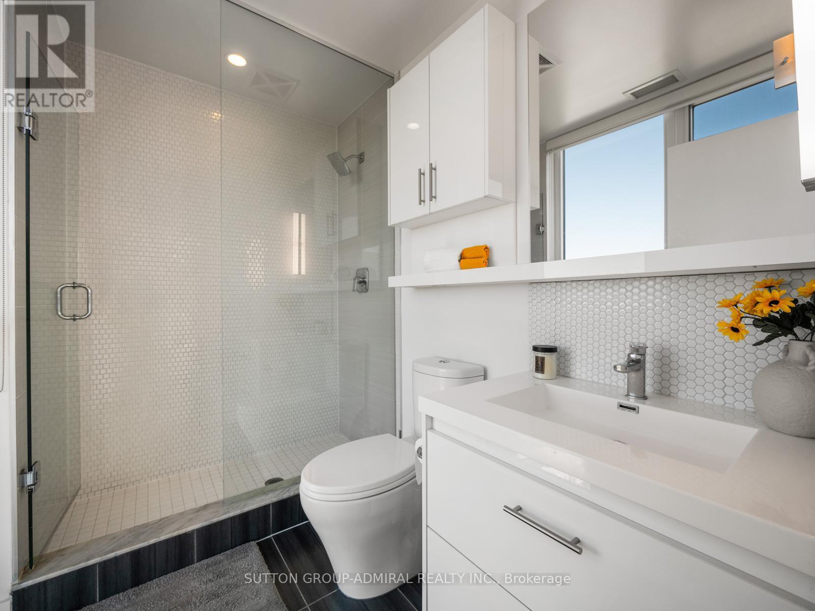 1005 - 128 Fairview Mall Drive, Toronto, ON - Indoor Photo Showing Bathroom