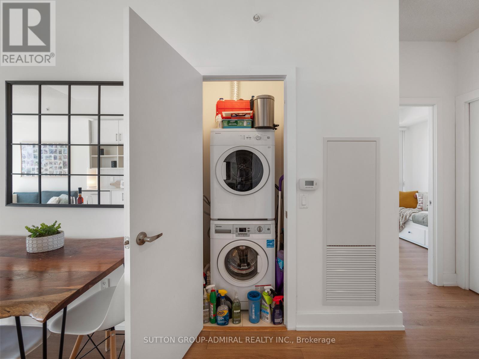 1005 - 128 Fairview Mall Drive, Toronto, ON - Indoor Photo Showing Laundry Room