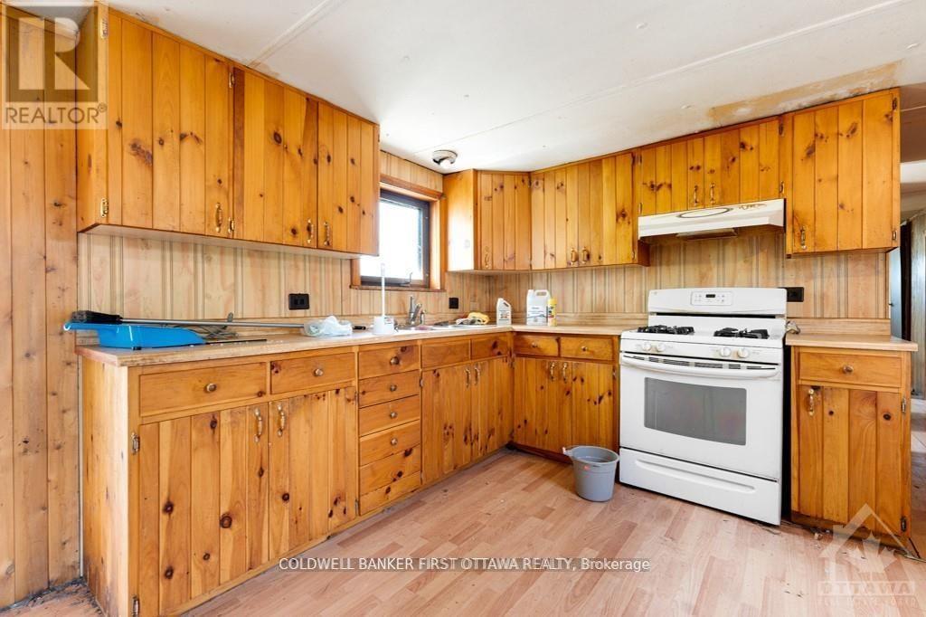 2523 Canonto Road, Frontenac (Frontenac North), ON - Indoor Photo Showing Kitchen