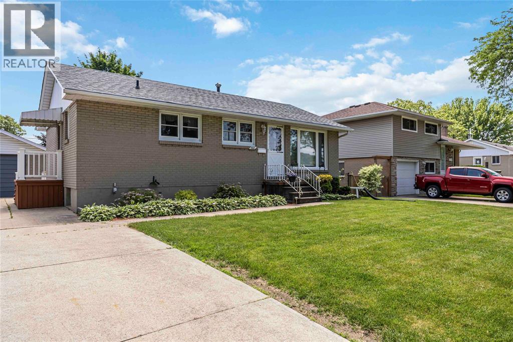 1065 Connaught Crescent, Sarnia, ON - Outdoor