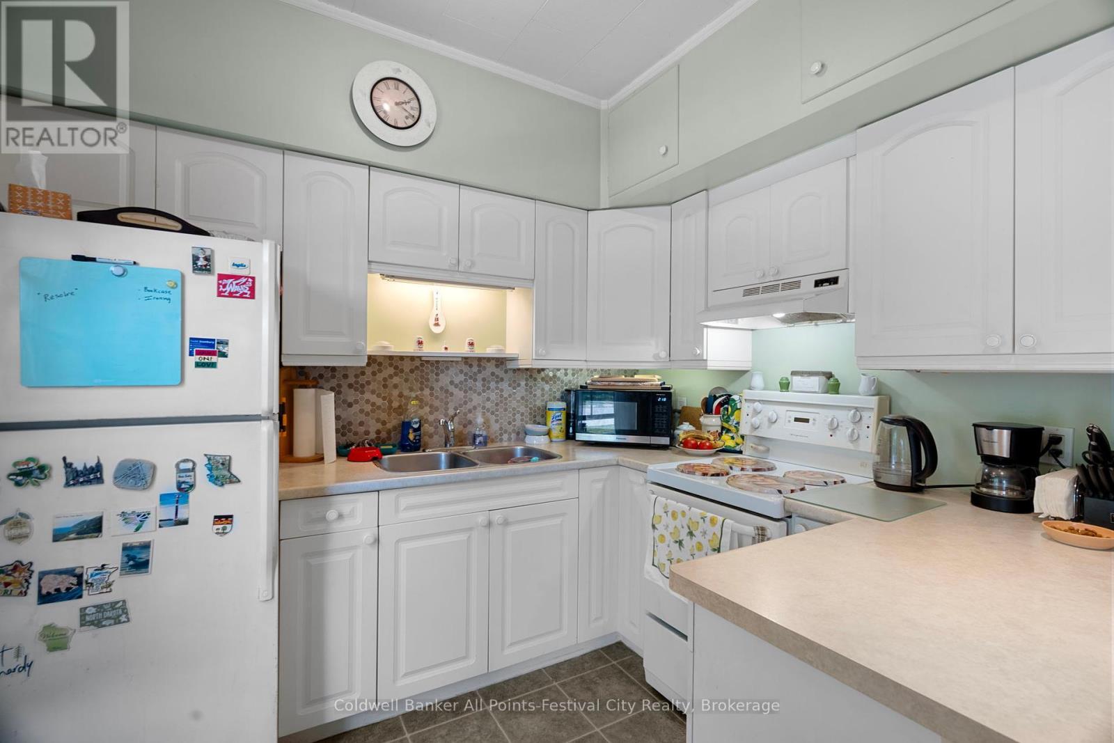 31 Victoria Street S, Goderich (Goderich (Town)), ON - Indoor Photo Showing Kitchen With Double Sink
