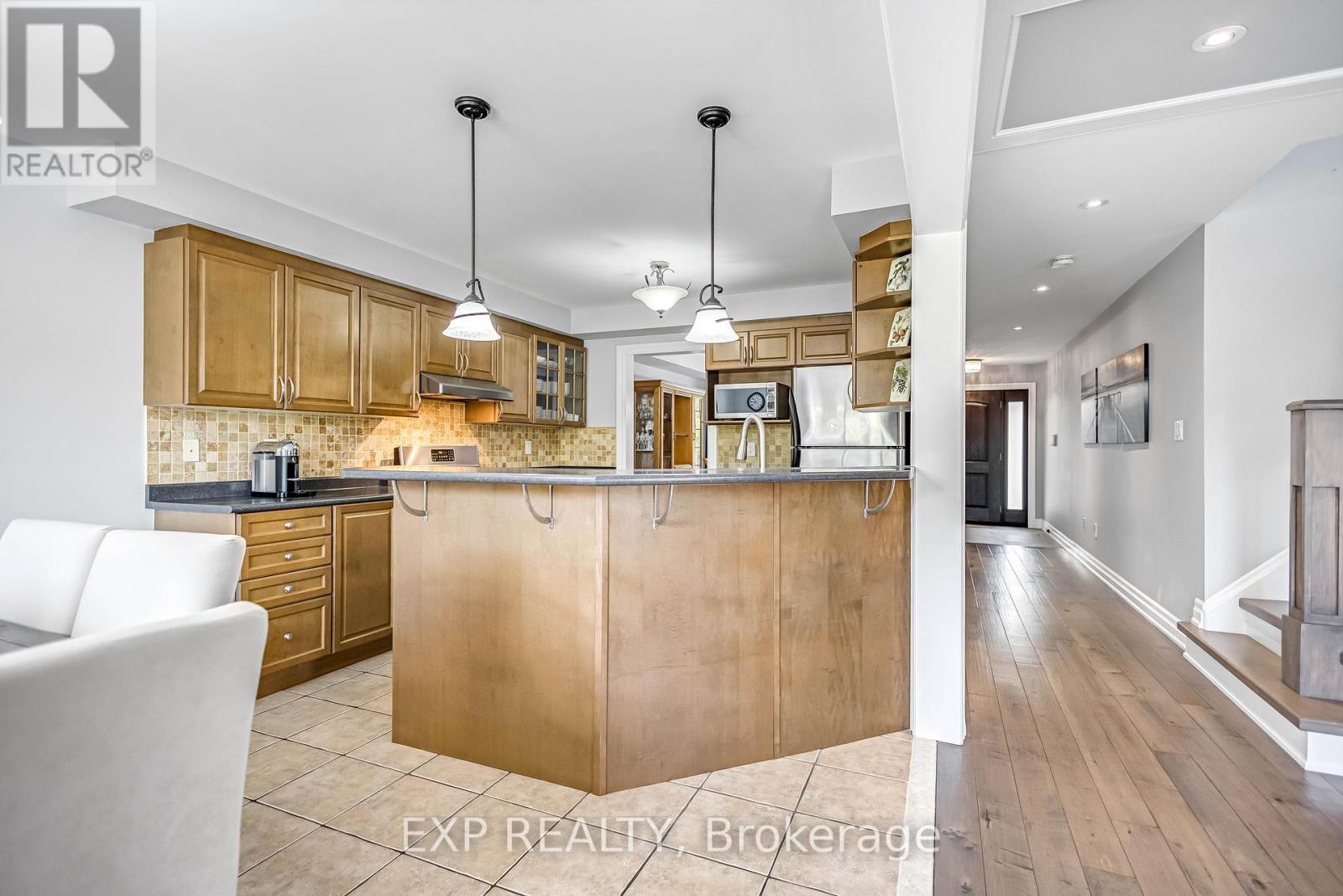 2403 Whitehorn Drive, Burlington, ON - Indoor Photo Showing Kitchen With Upgraded Kitchen