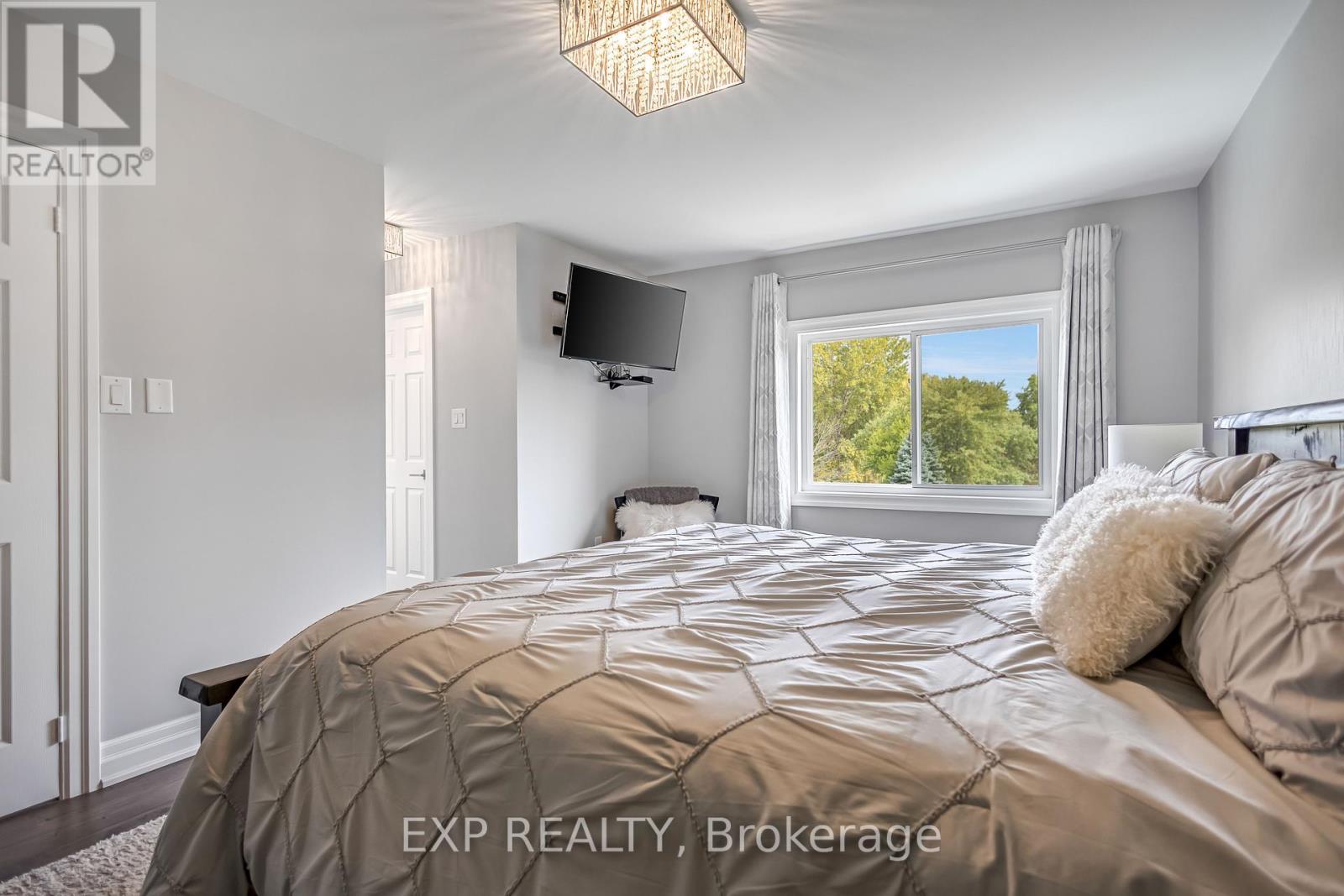 2403 Whitehorn Drive, Burlington, ON - Indoor Photo Showing Bedroom