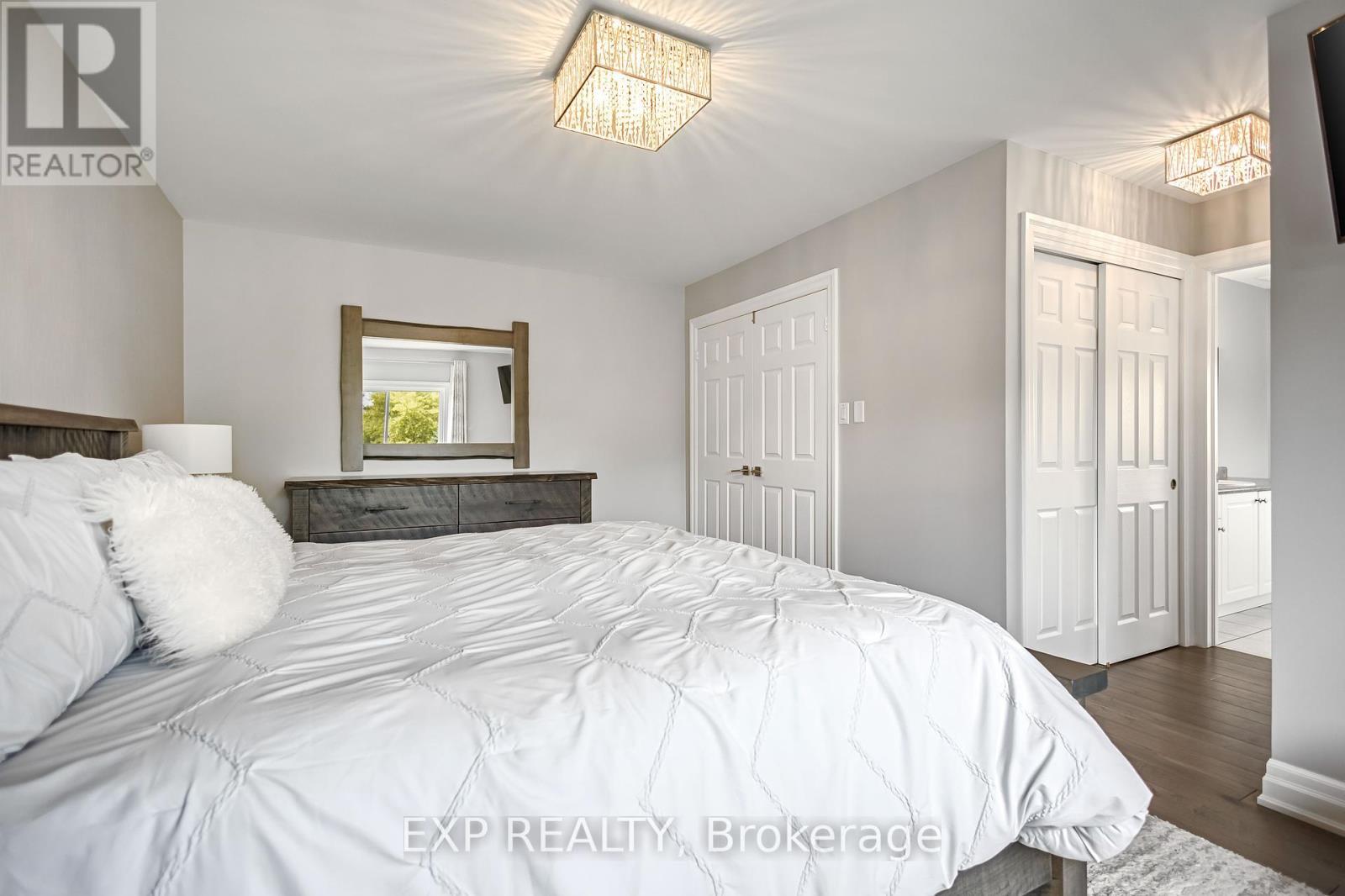 2403 Whitehorn Drive, Burlington, ON - Indoor Photo Showing Bedroom
