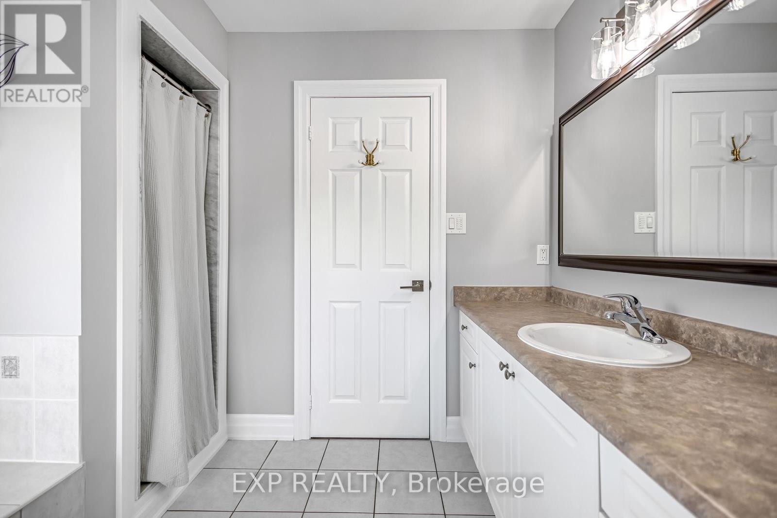 2403 Whitehorn Drive, Burlington, ON - Indoor Photo Showing Bathroom