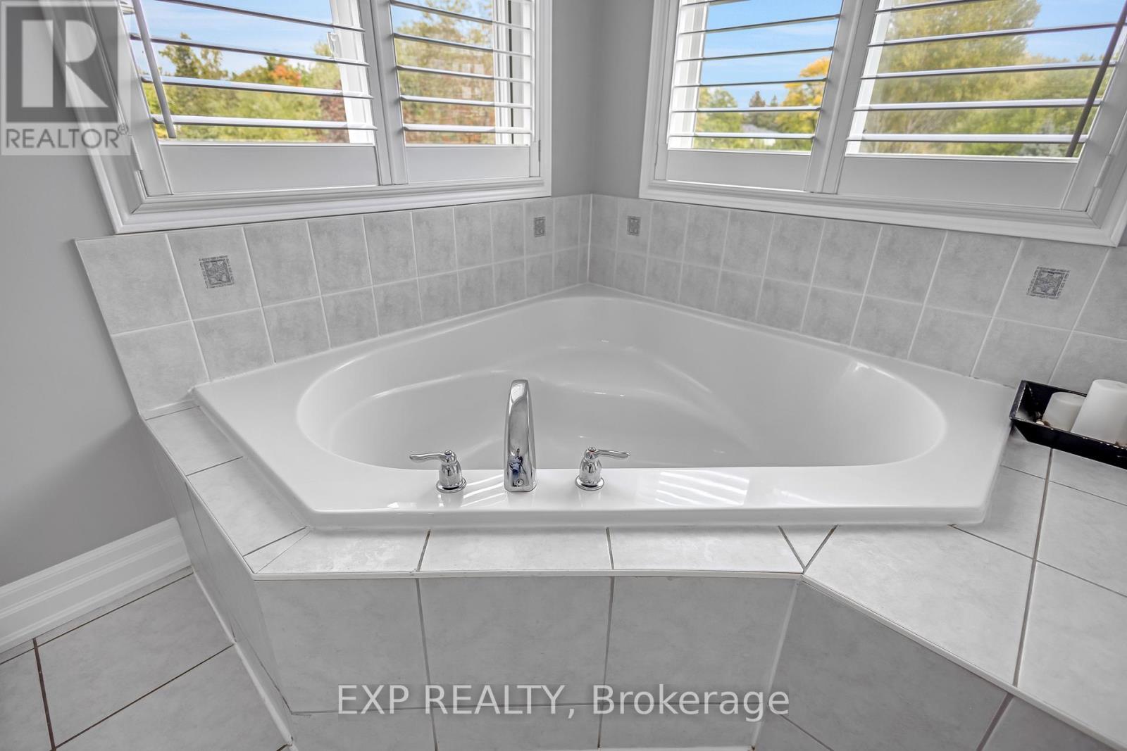 2403 Whitehorn Drive, Burlington, ON - Indoor Photo Showing Bathroom