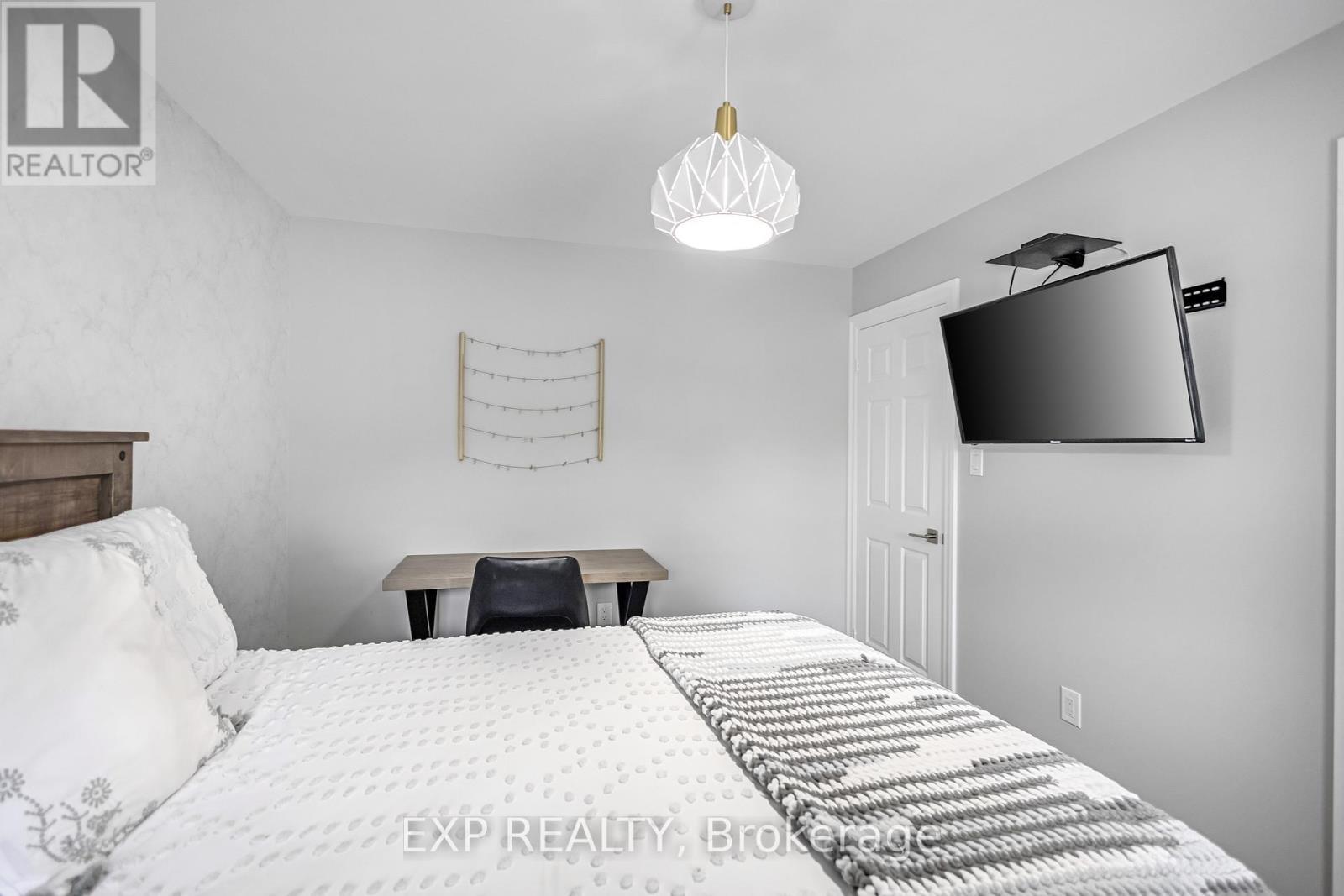 2403 Whitehorn Drive, Burlington, ON - Indoor Photo Showing Bedroom