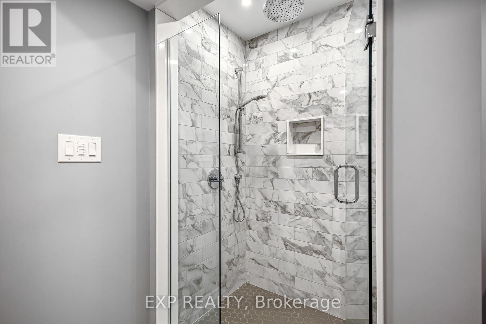 2403 Whitehorn Drive, Burlington, ON - Indoor Photo Showing Bathroom
