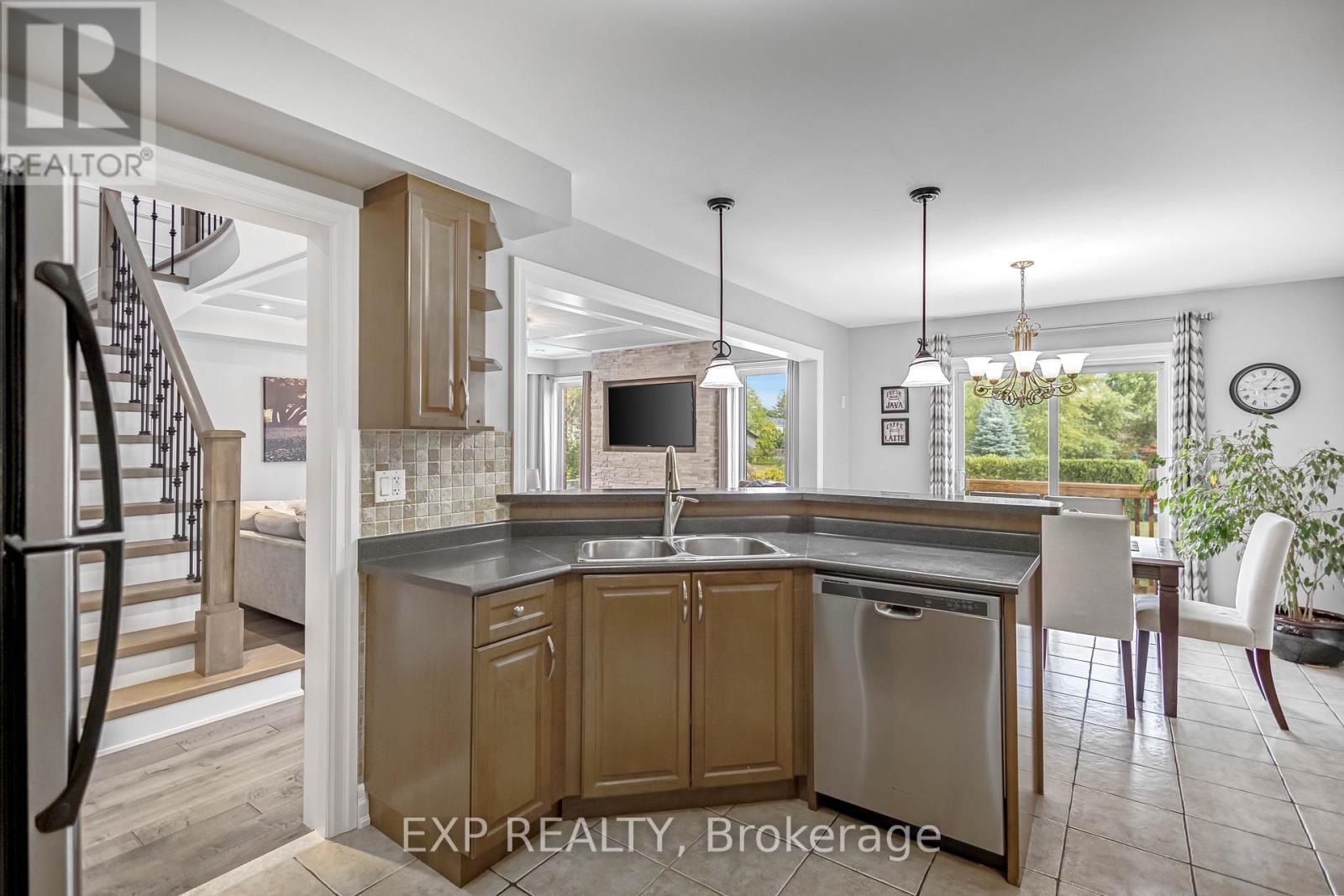 2403 Whitehorn Drive, Burlington, ON - Indoor Photo Showing Kitchen With Double Sink