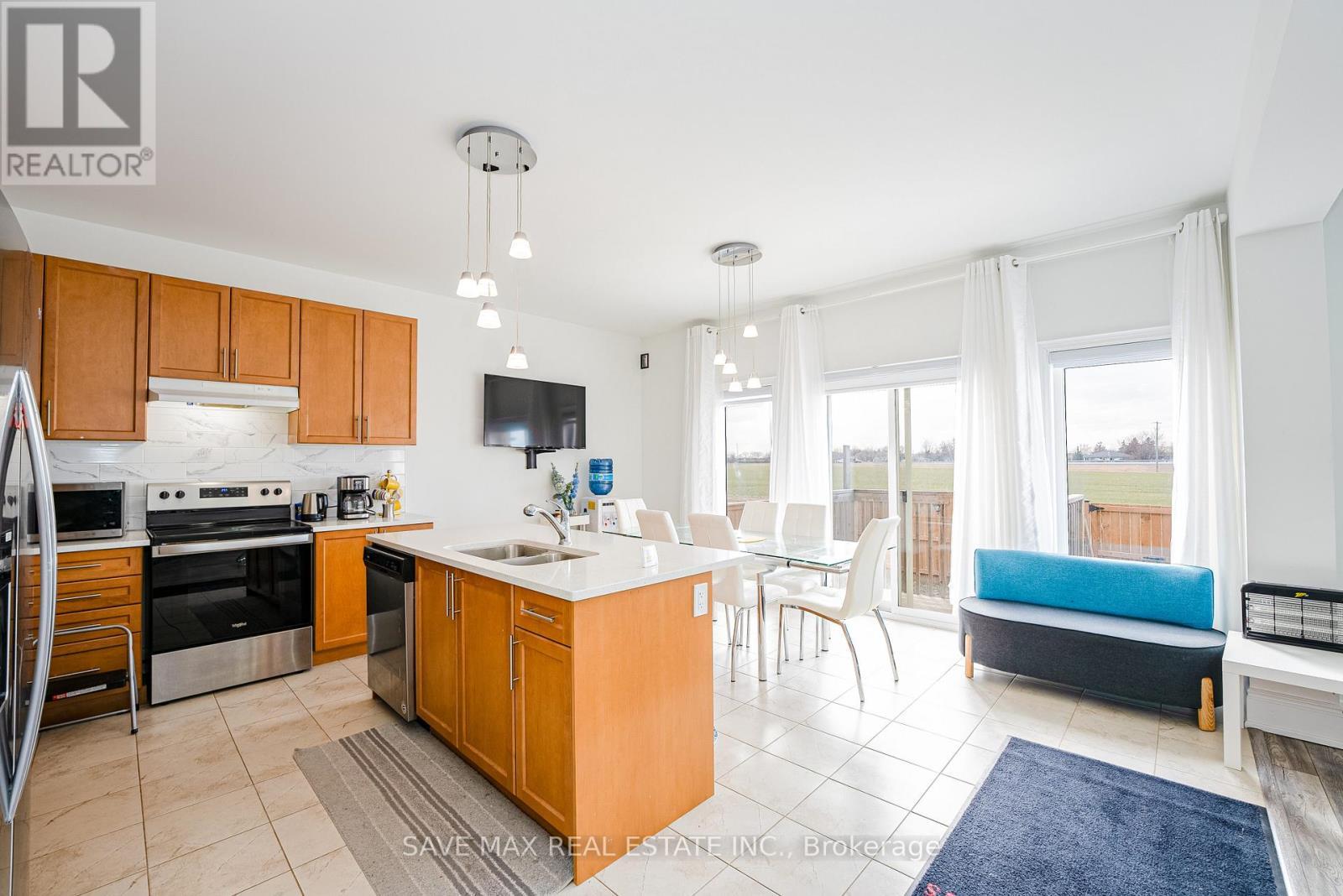 86 Sunset Way, Thorold, ON - Indoor Photo Showing Kitchen With Double Sink