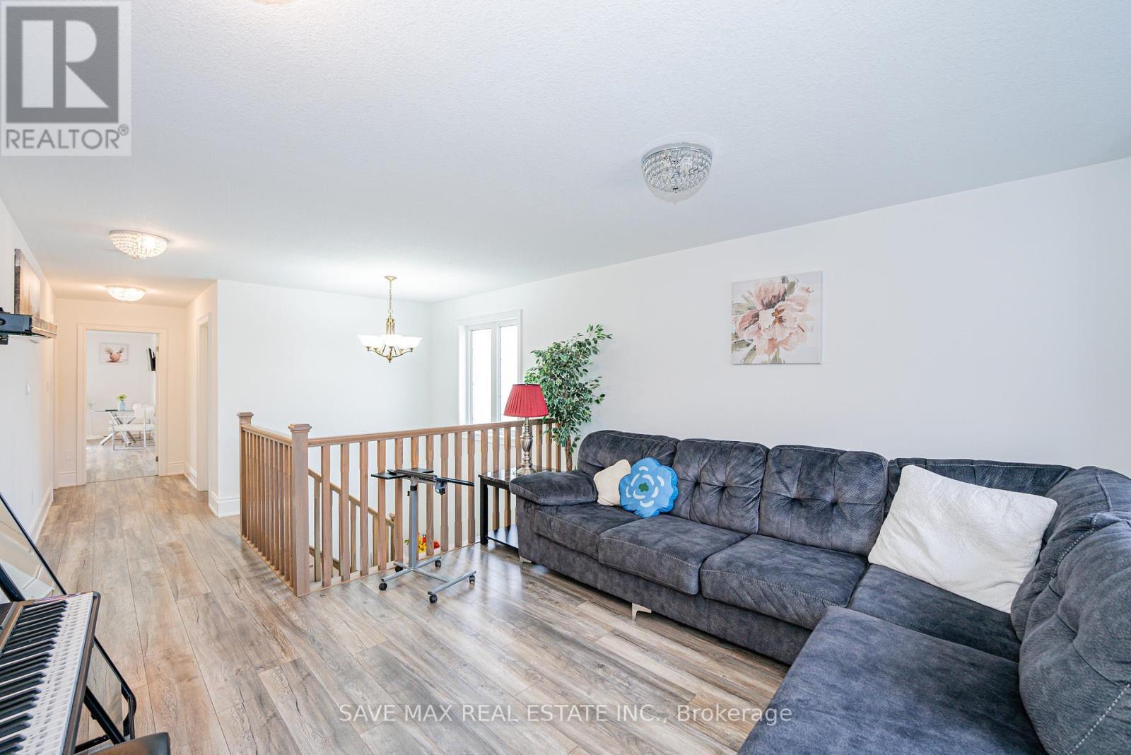 86 Sunset Way, Thorold, ON - Indoor Photo Showing Living Room