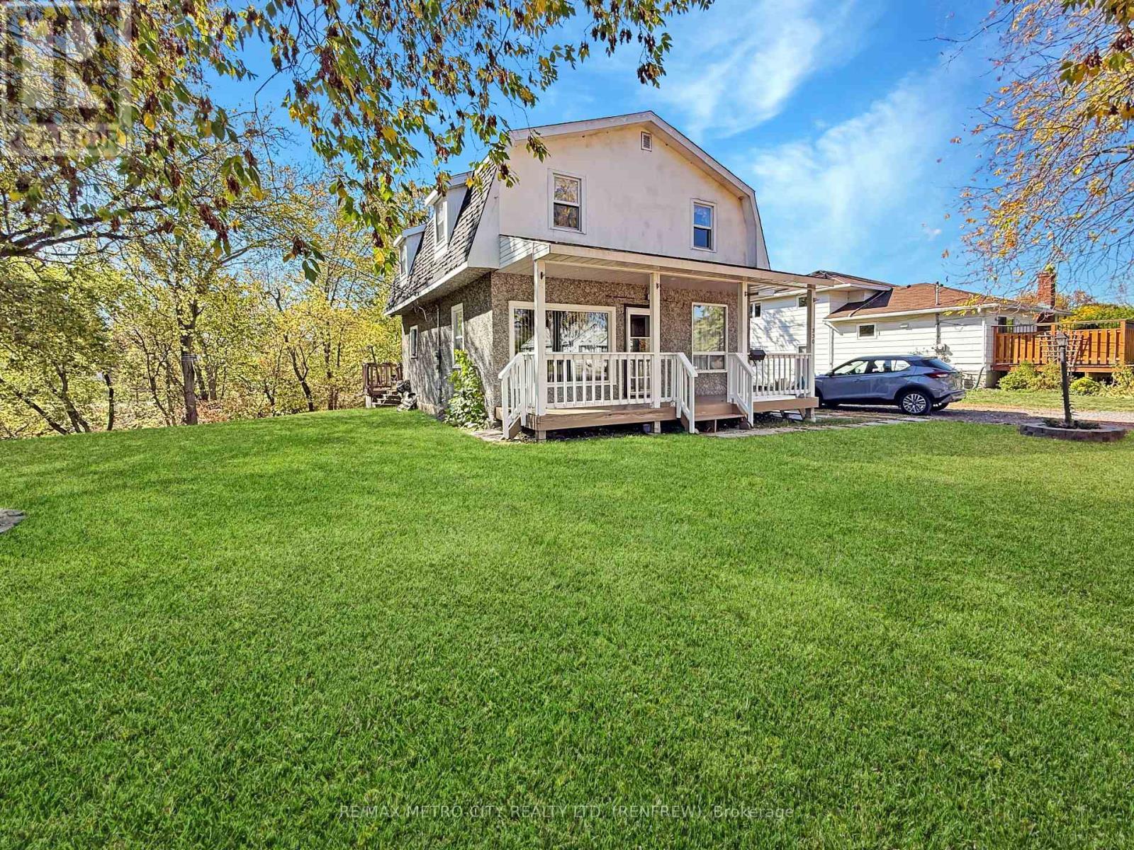 330 Mclean Street, Renfrew, ON - Outdoor With Deck Patio Veranda