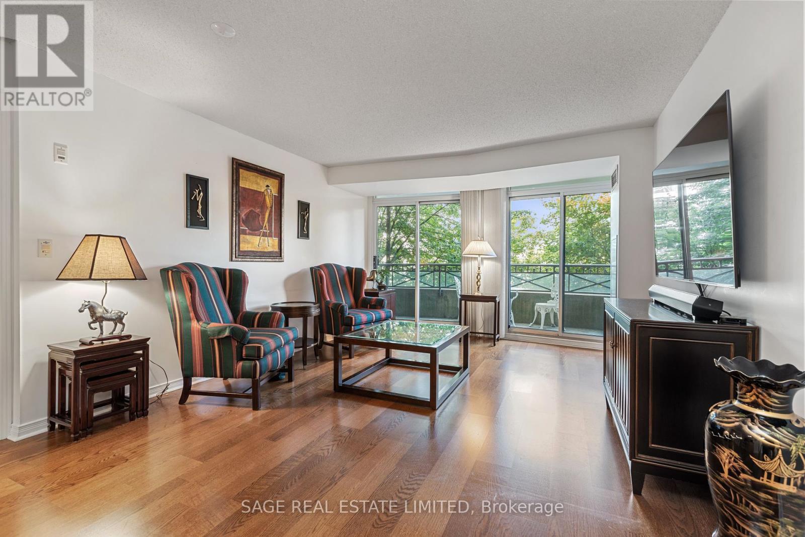 318 - 205 The Donway West Road, Toronto, ON - Indoor Photo Showing Living Room