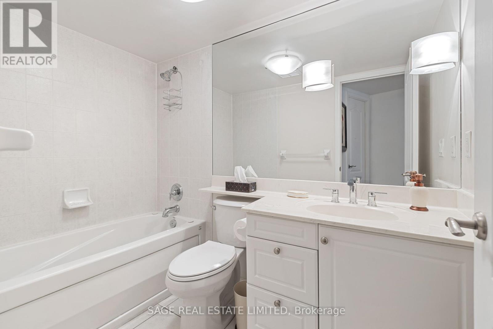 318 - 205 The Donway West Road, Toronto, ON - Indoor Photo Showing Bathroom