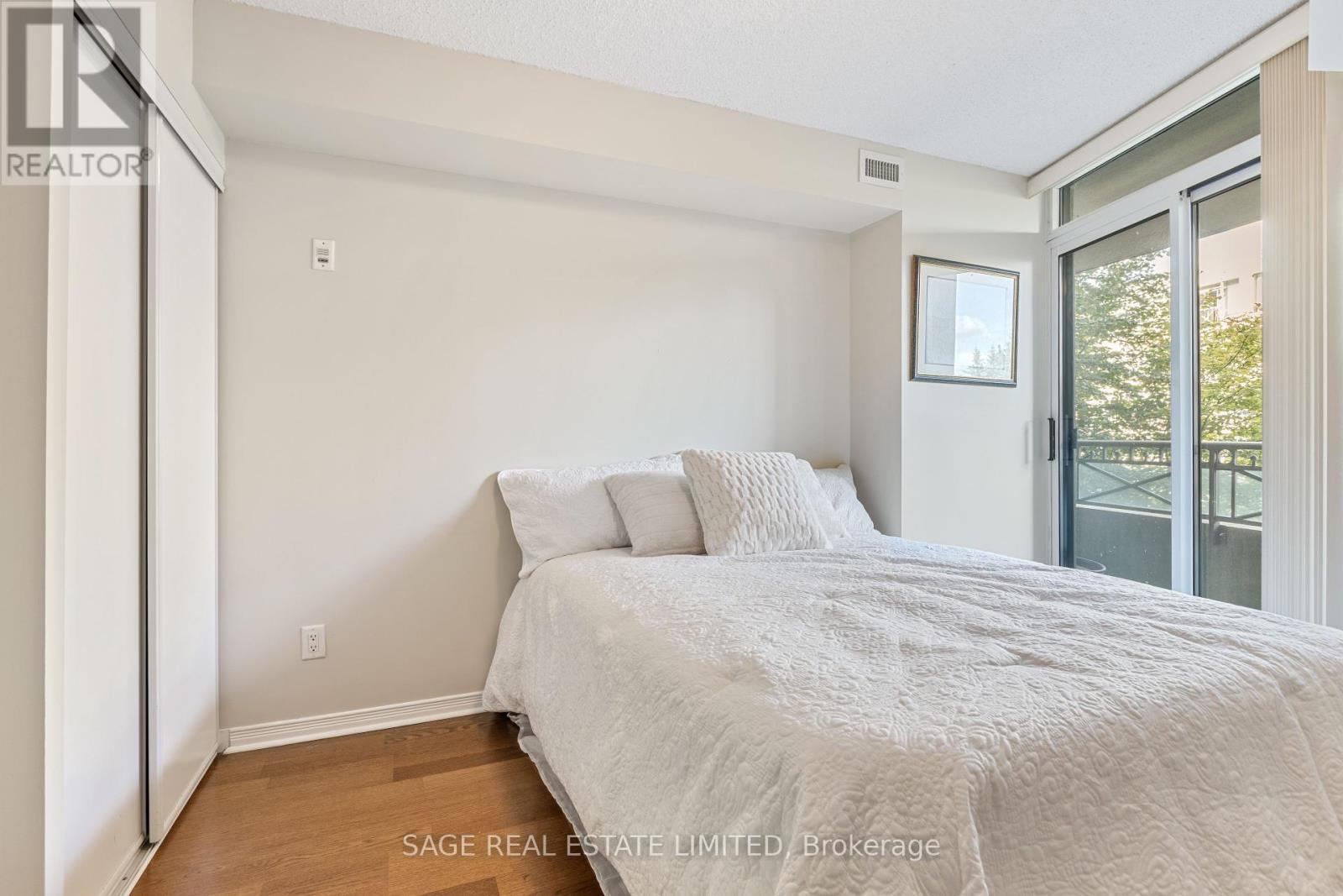 318 - 205 The Donway West Road, Toronto, ON - Indoor Photo Showing Bedroom