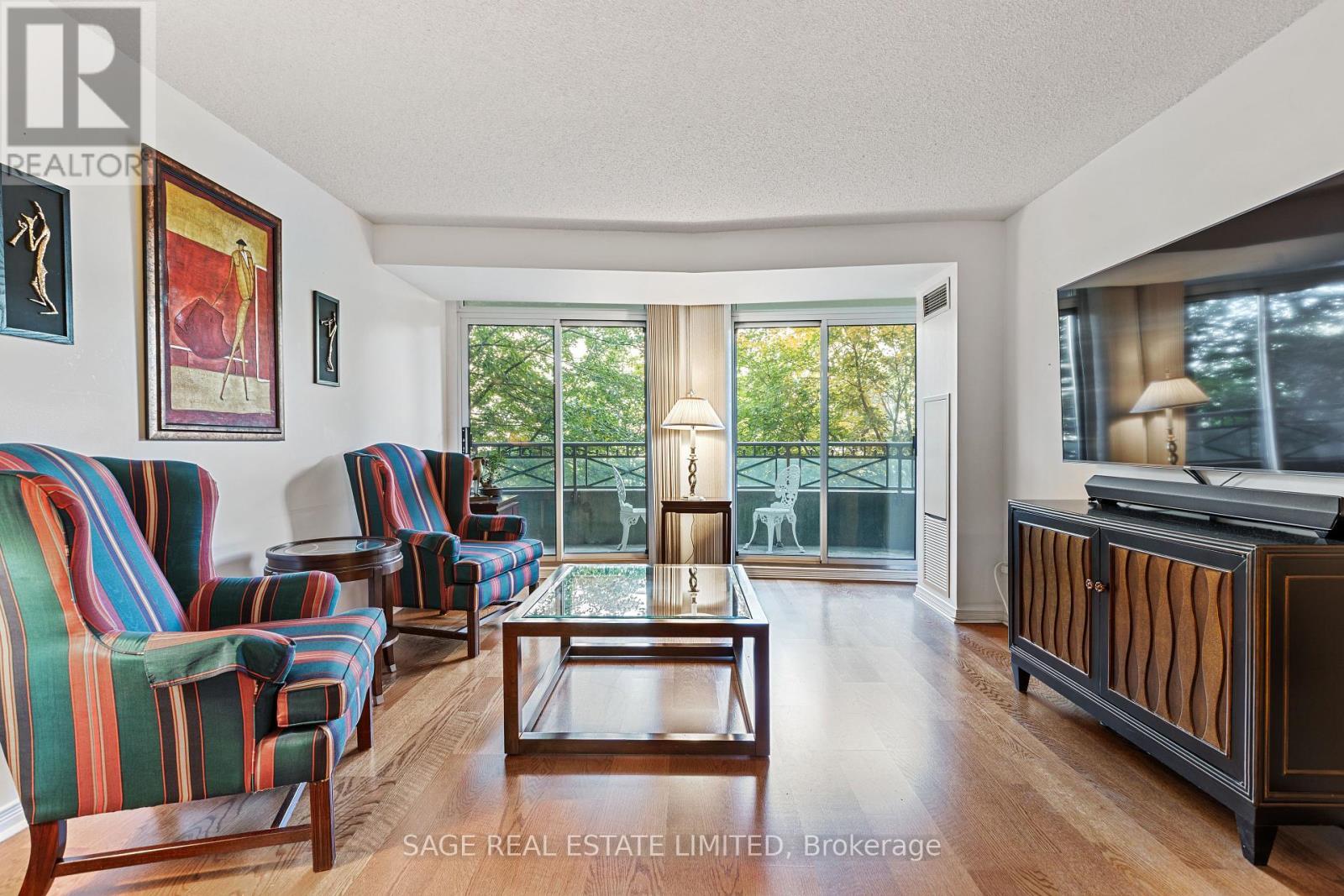 318 - 205 The Donway West Road, Toronto, ON - Indoor Photo Showing Living Room