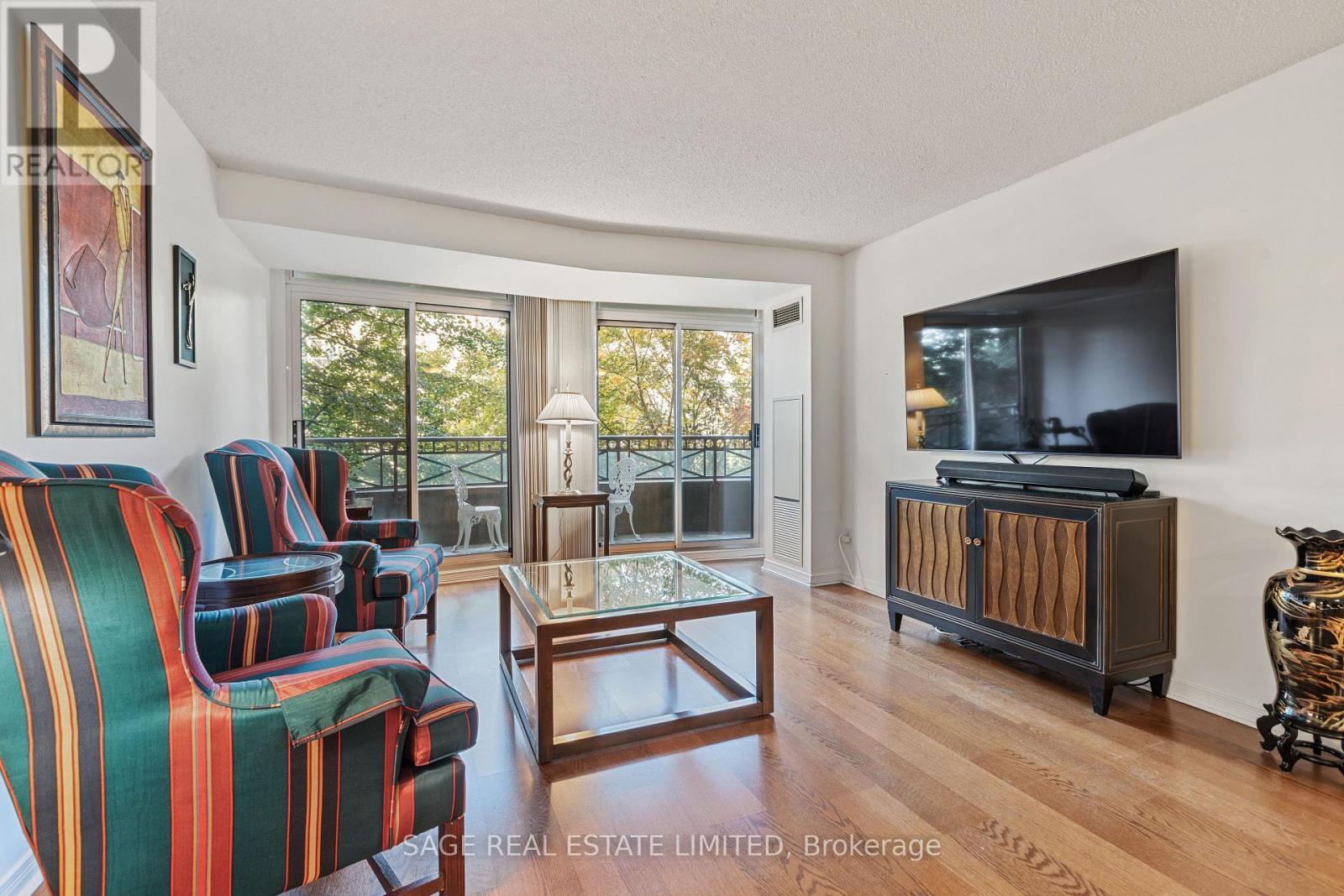 318 - 205 The Donway West Road, Toronto, ON - Indoor Photo Showing Living Room