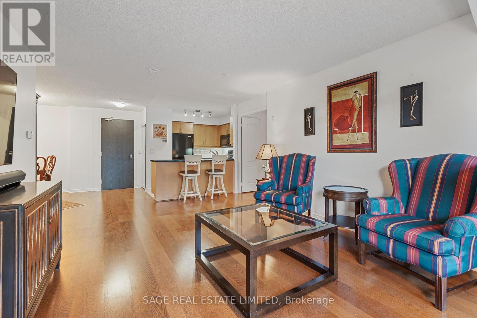 318 - 205 The Donway West Road, Toronto, ON - Indoor Photo Showing Living Room
