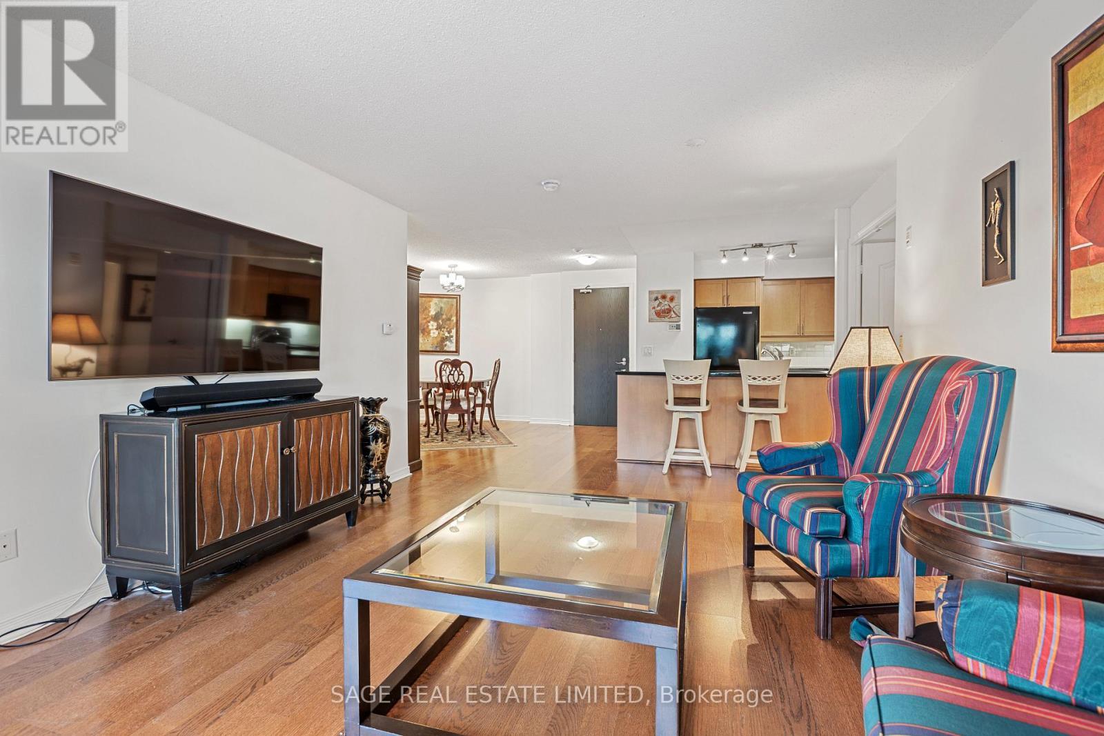 318 - 205 The Donway West Road, Toronto, ON - Indoor Photo Showing Living Room