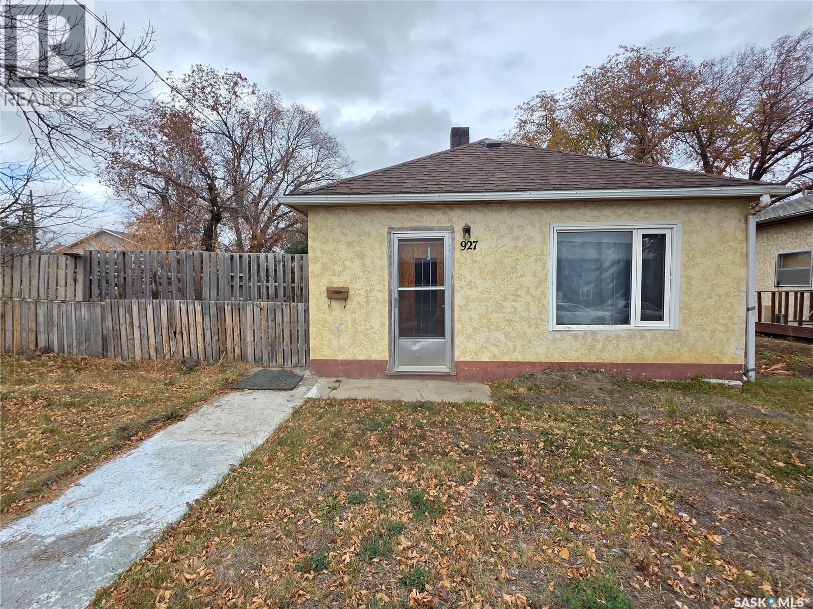 927 North Railway Street E, Swift Current, SK - Outdoor