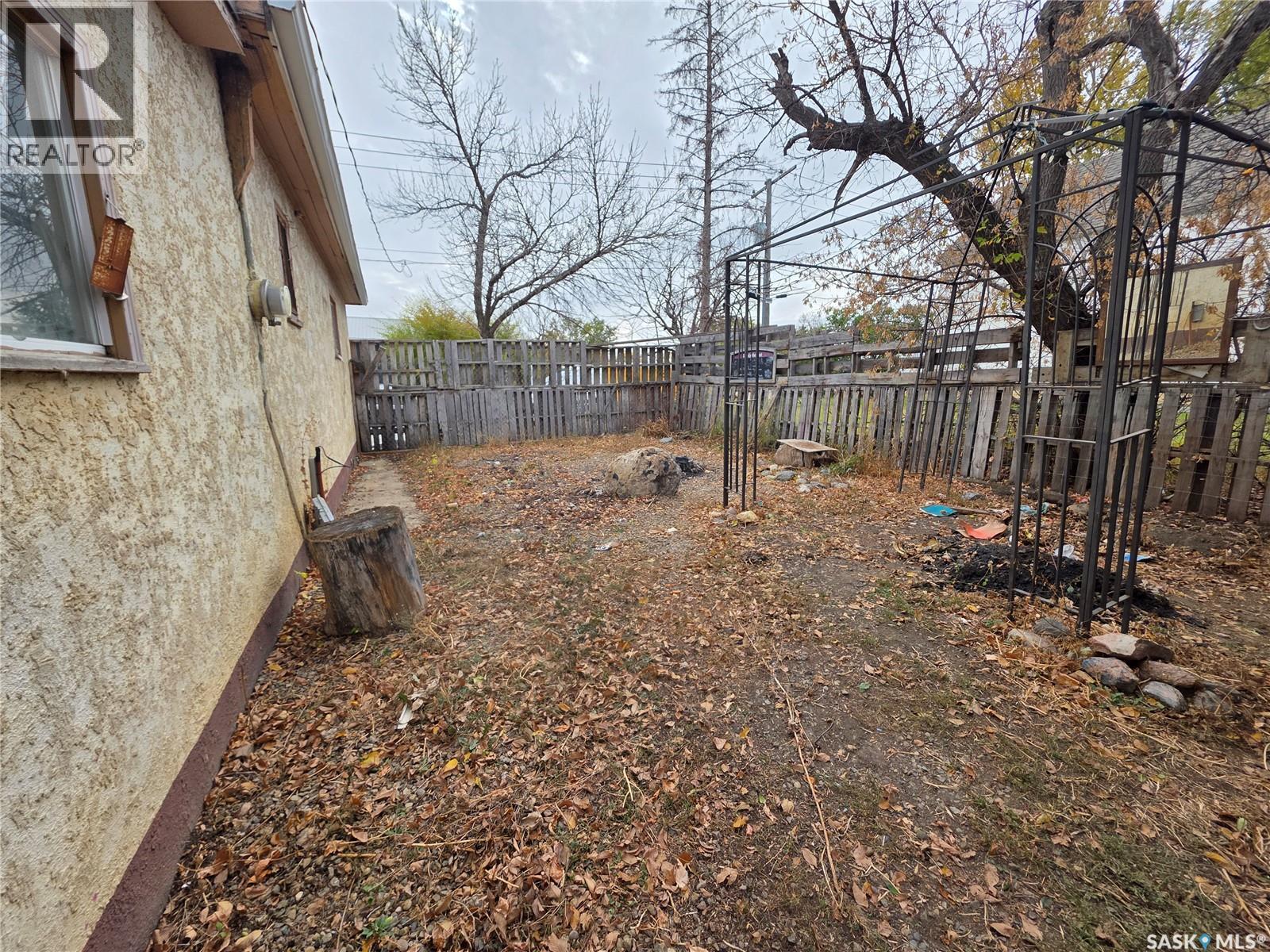 927 North Railway Street E, Swift Current, SK - Outdoor